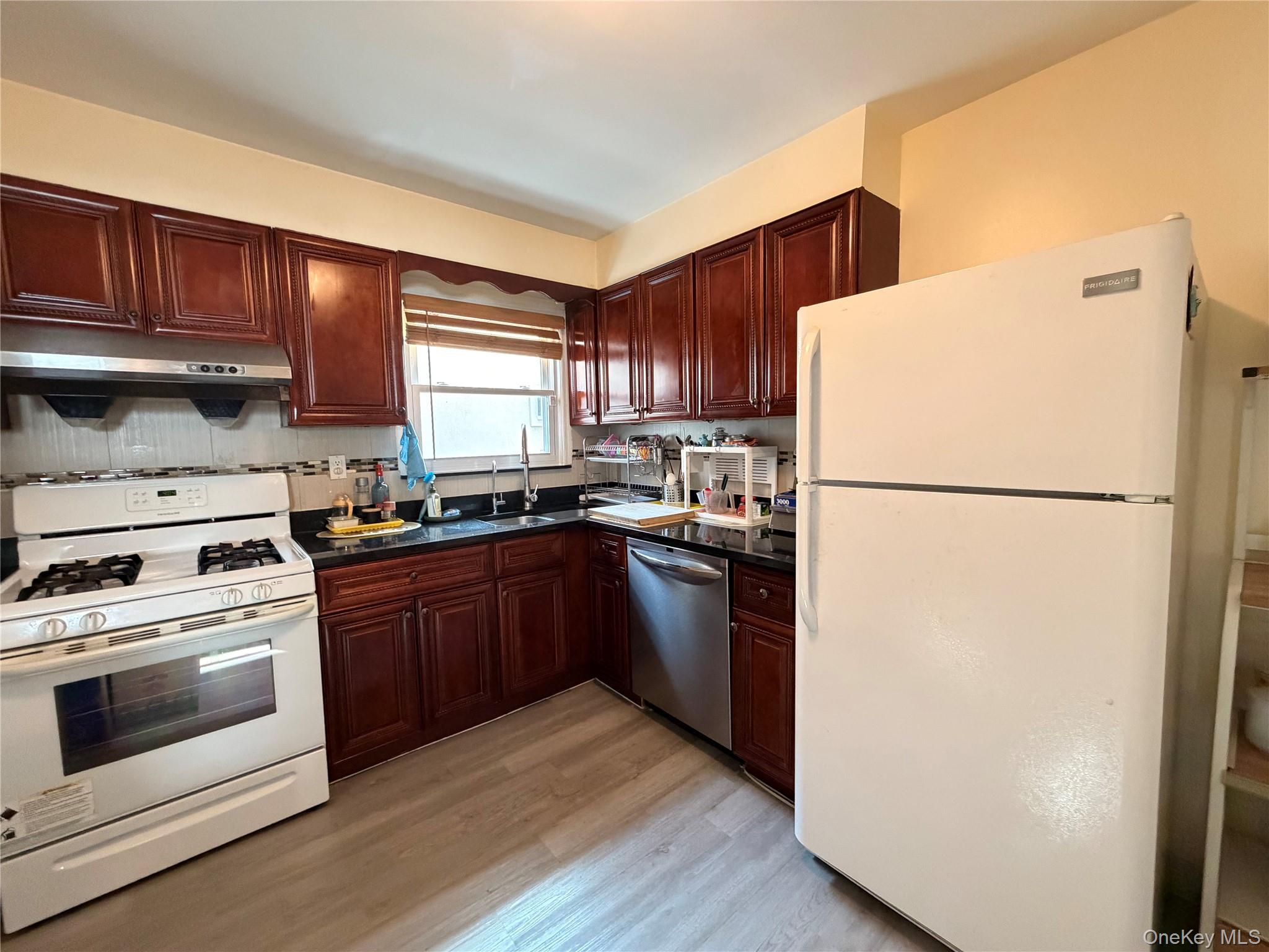 #5 photo, 15739 20th Road, קווינס Whitestone , NY 11357