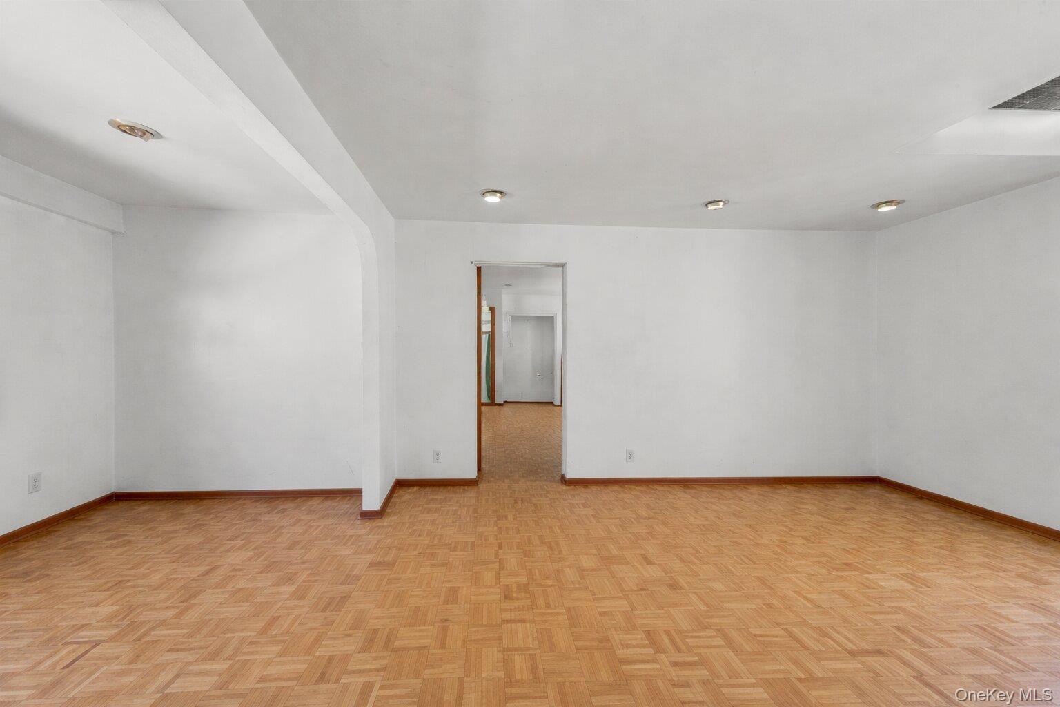 #14 photo, 358 Litchfield Avenue, নাসাউ কাউন্টি Elmont , NY 11003