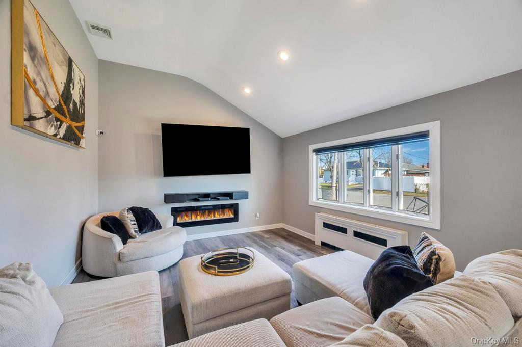 #12 photo, 221 Cedar Court, সাফোক কাউন্টি Copiague , NY 11726