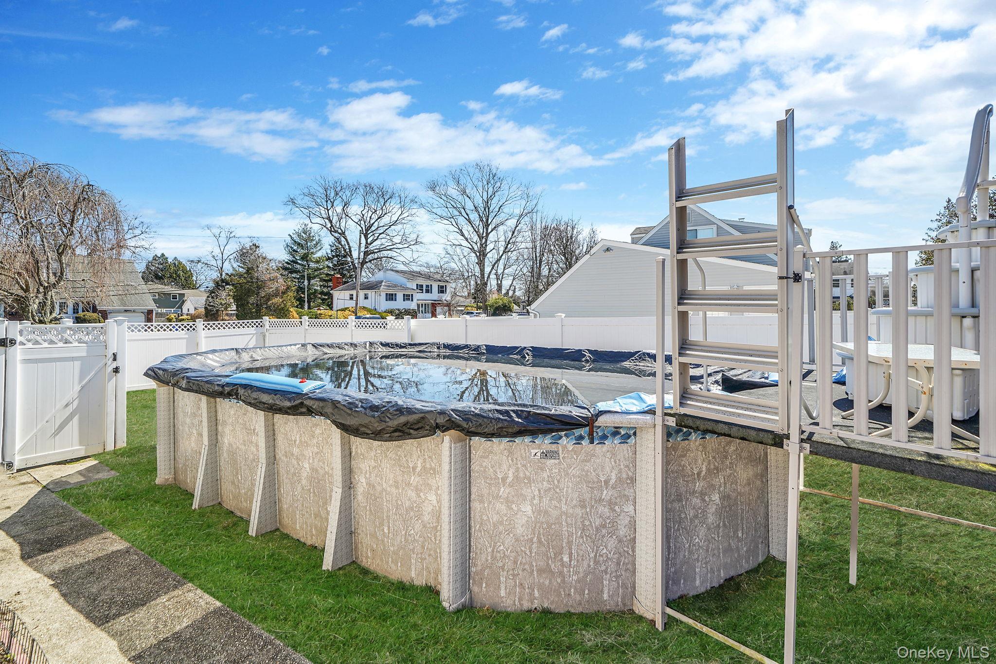 #14 photo, 18 Wendorf Court, सफ़ोक काउंटी North Babylon , NY 11703