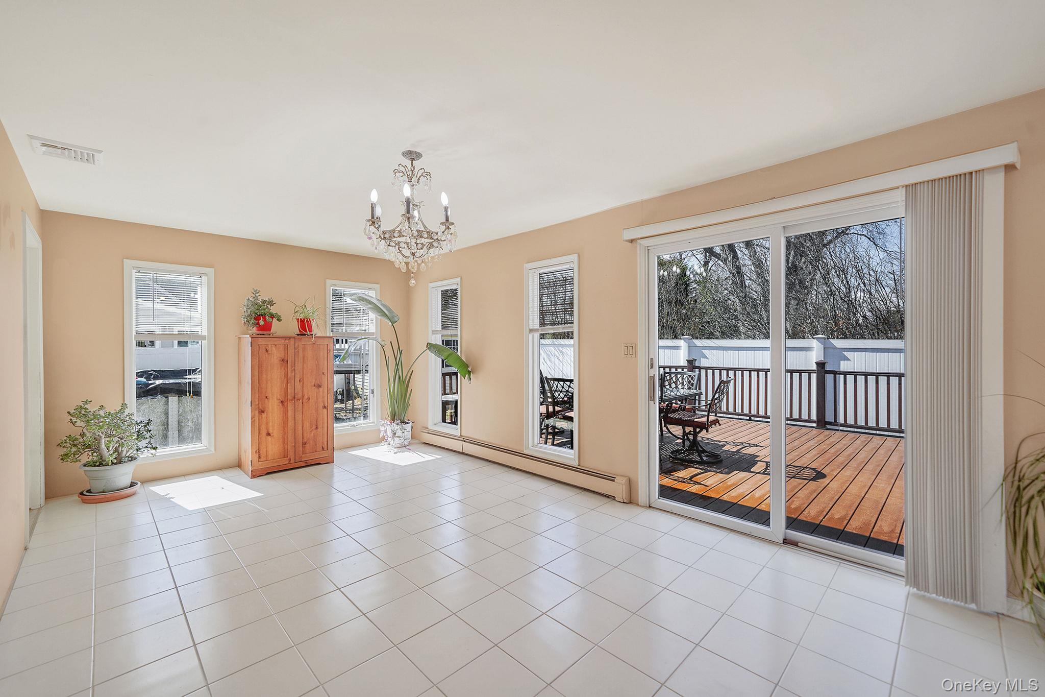 #20 photo, 18 Wendorf Court, सफ़ोक काउंटी North Babylon , NY 11703