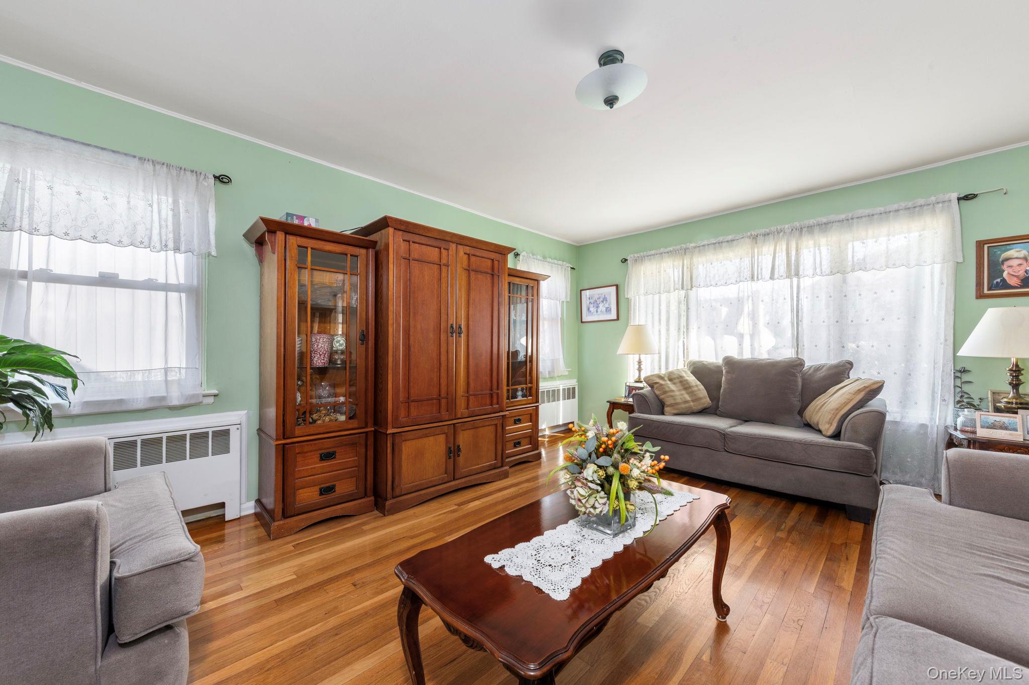 #4 photo, 59 Pembrook Drive, Mineola , NY 11501