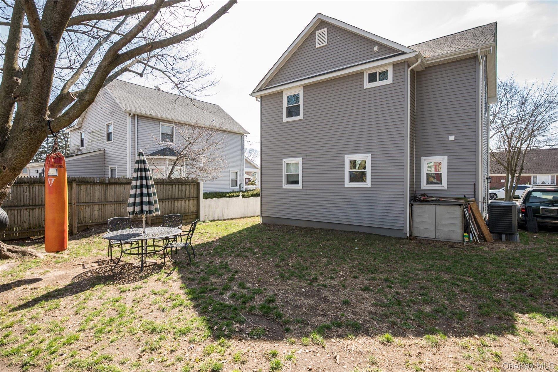 #16 photo, 8 E 14th Street, সাফোক কাউন্টি Huntington Station , NY 11746