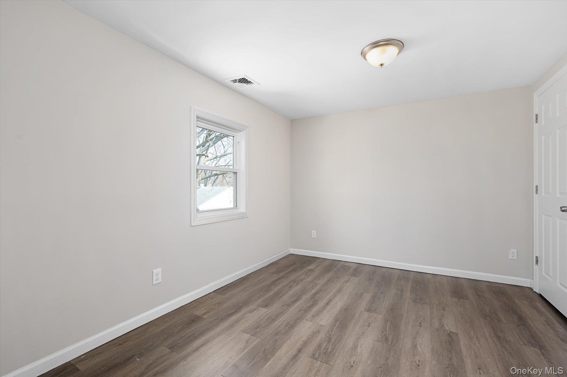 #3 photo, 8 E 14th Street, সাফোক কাউন্টি Huntington Station , NY 11746