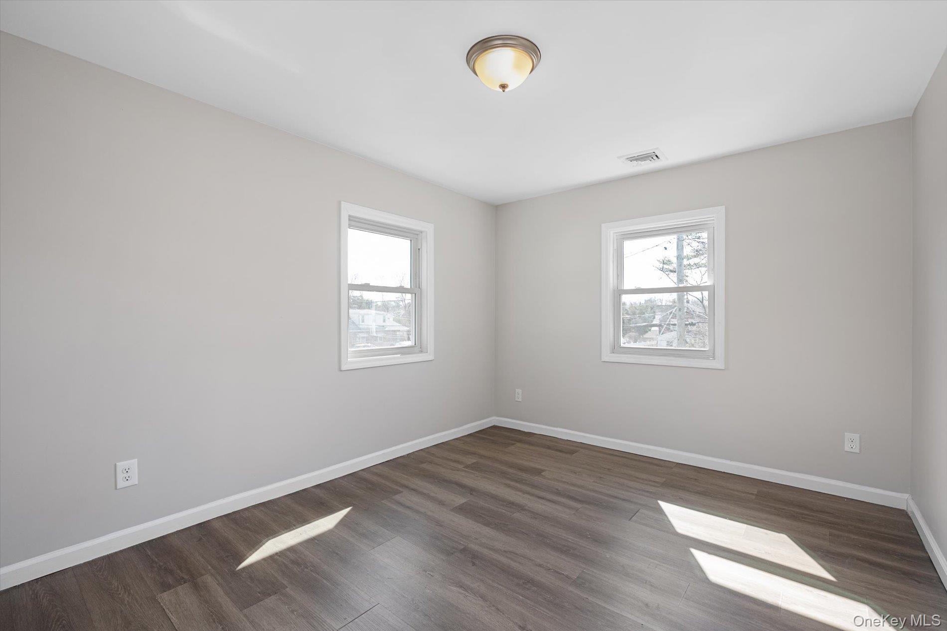 #4 photo, 8 E 14th Street, সাফোক কাউন্টি Huntington Station , NY 11746