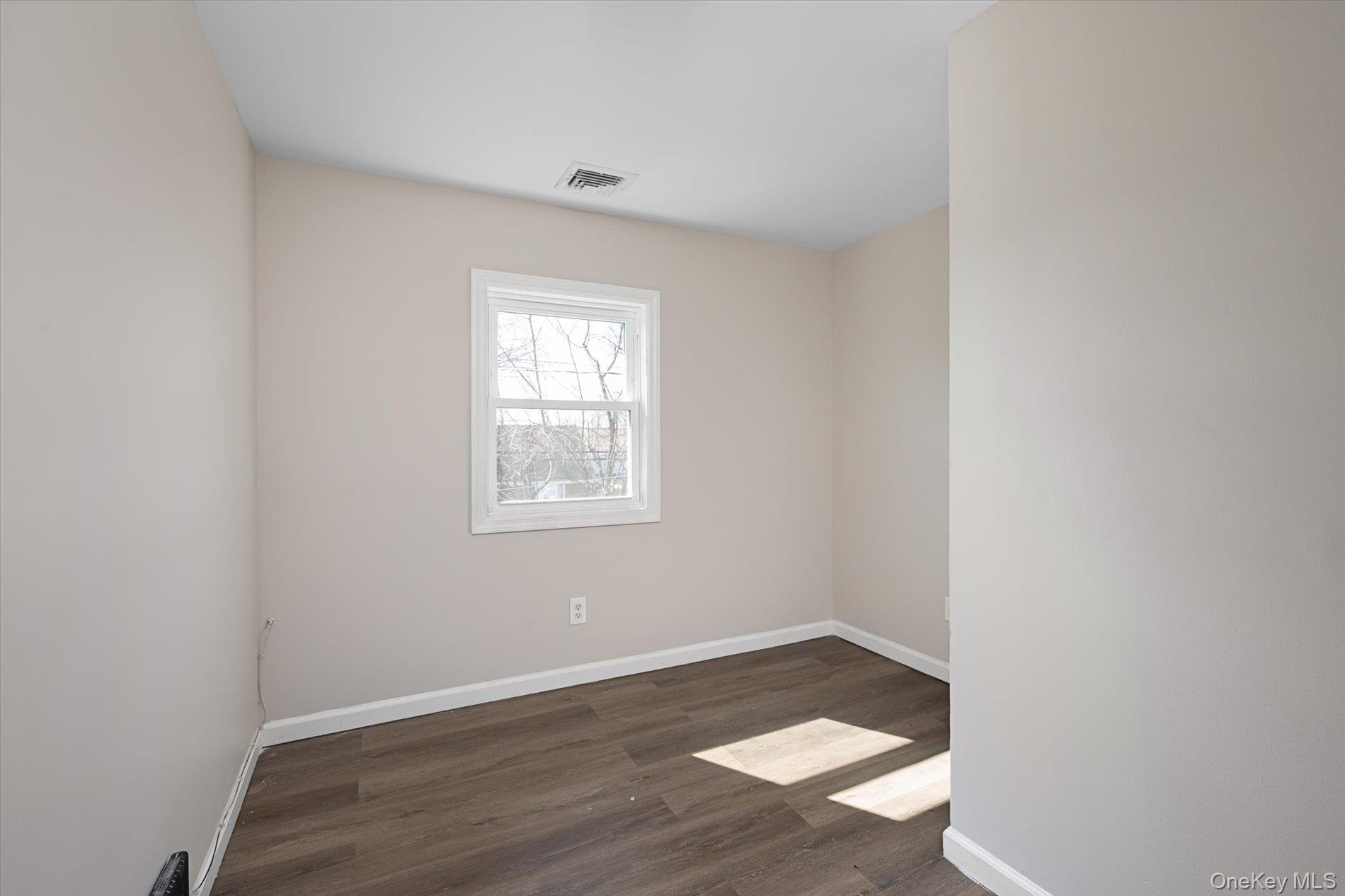 #5 photo, 8 E 14th Street, সাফোক কাউন্টি Huntington Station , NY 11746