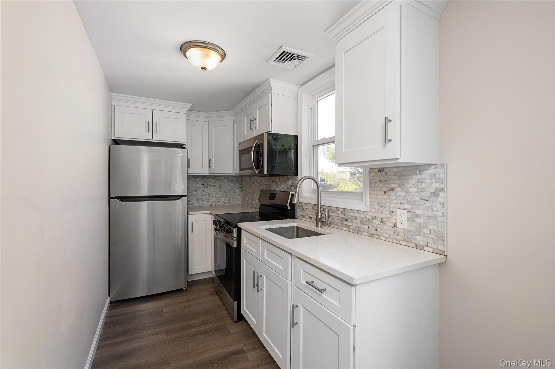 #6 photo, 8 E 14th Street, সাফোক কাউন্টি Huntington Station , NY 11746