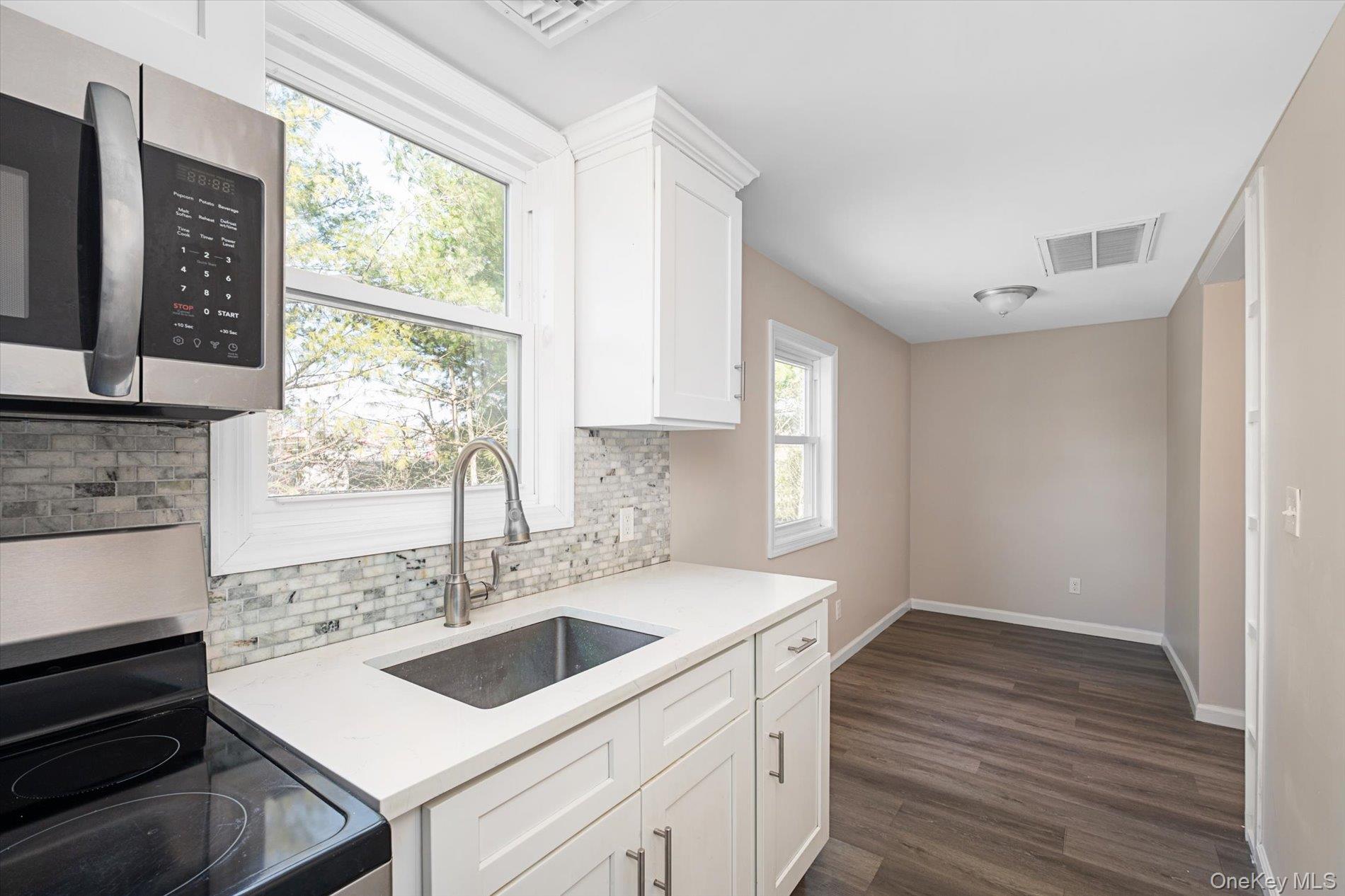 #7 photo, 8 E 14th Street, সাফোক কাউন্টি Huntington Station , NY 11746