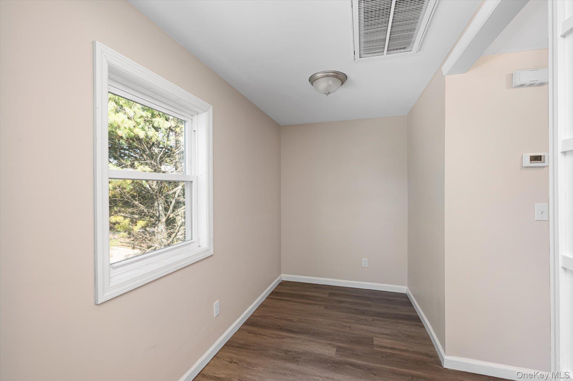 #8 photo, 8 E 14th Street, সাফোক কাউন্টি Huntington Station , NY 11746