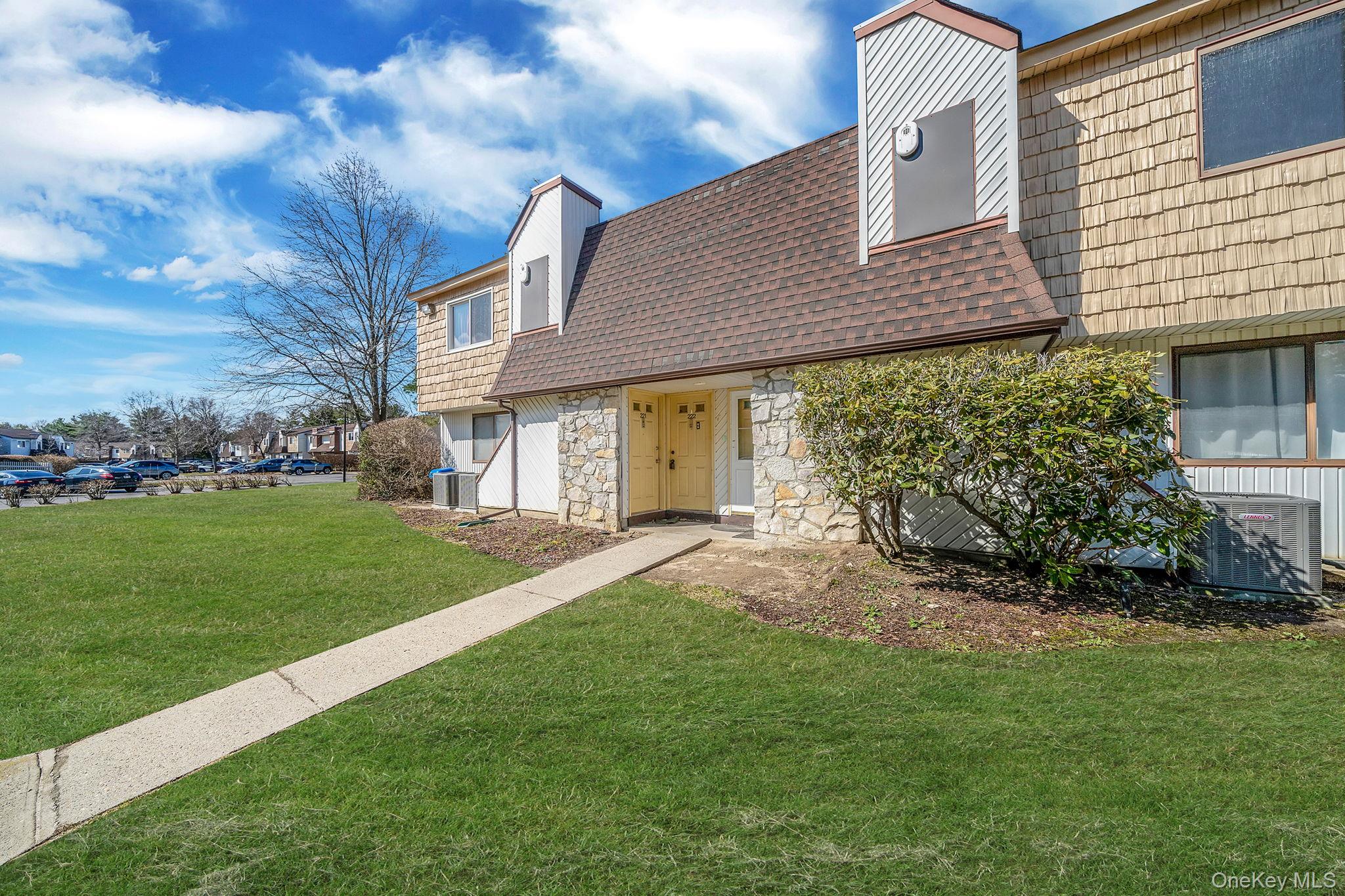 #2 photo, 222 Pointe Circle N, সাফোক কাউন্টি Coram , NY 11727