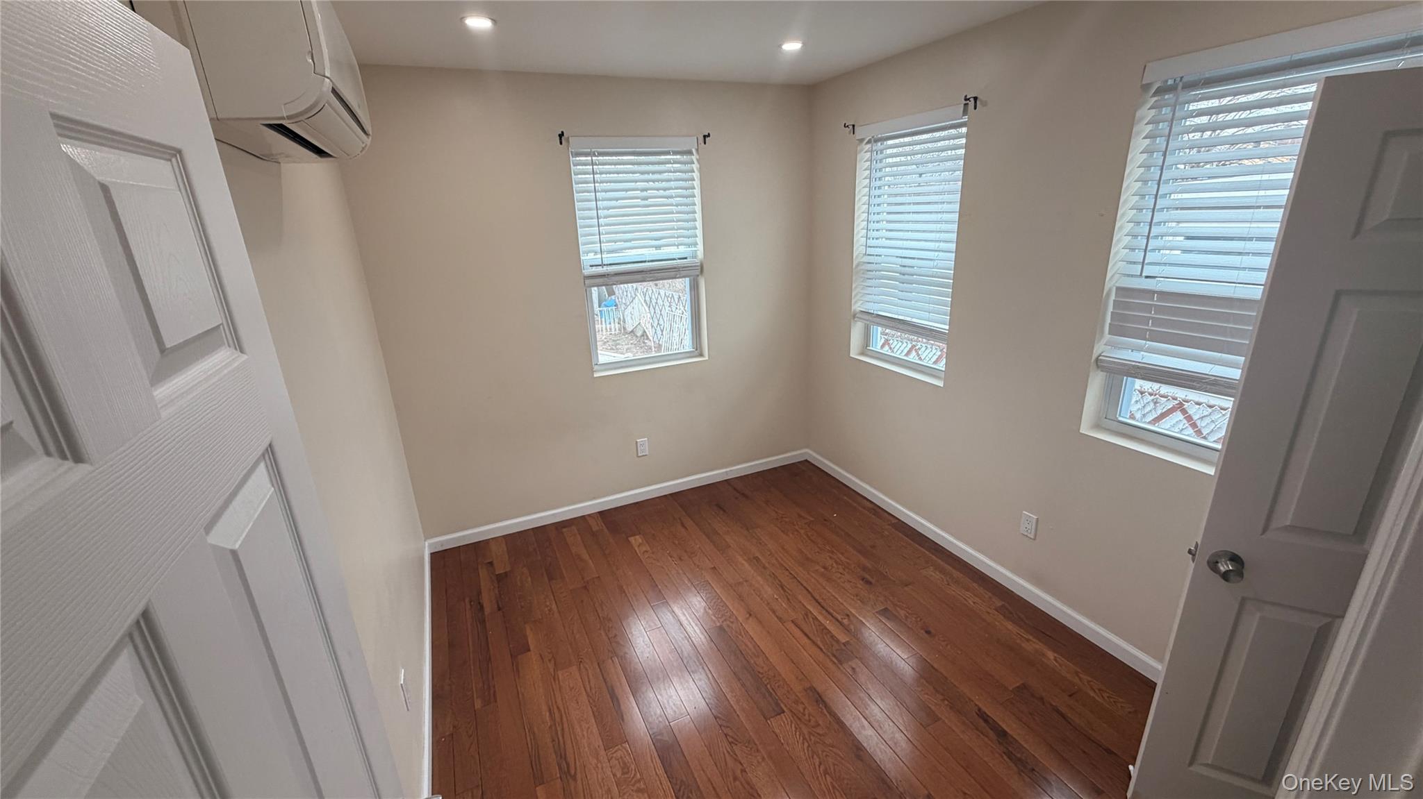 #20 photo, 14435 224th Street, কুইন্‌স Rosedale , NY 11413