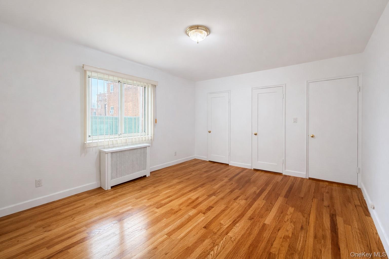 #3 photo, 260-11 Langstone Avenue, কুইন্‌স Glen Oaks , NY 11004