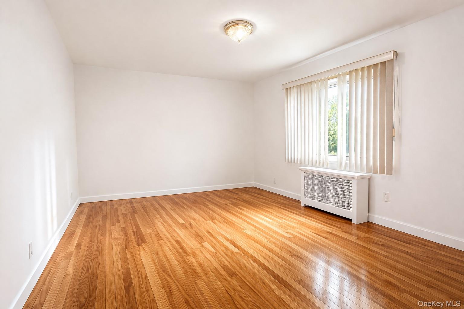 #4 photo, 260-11 Langstone Avenue, কুইন্‌স Glen Oaks , NY 11004