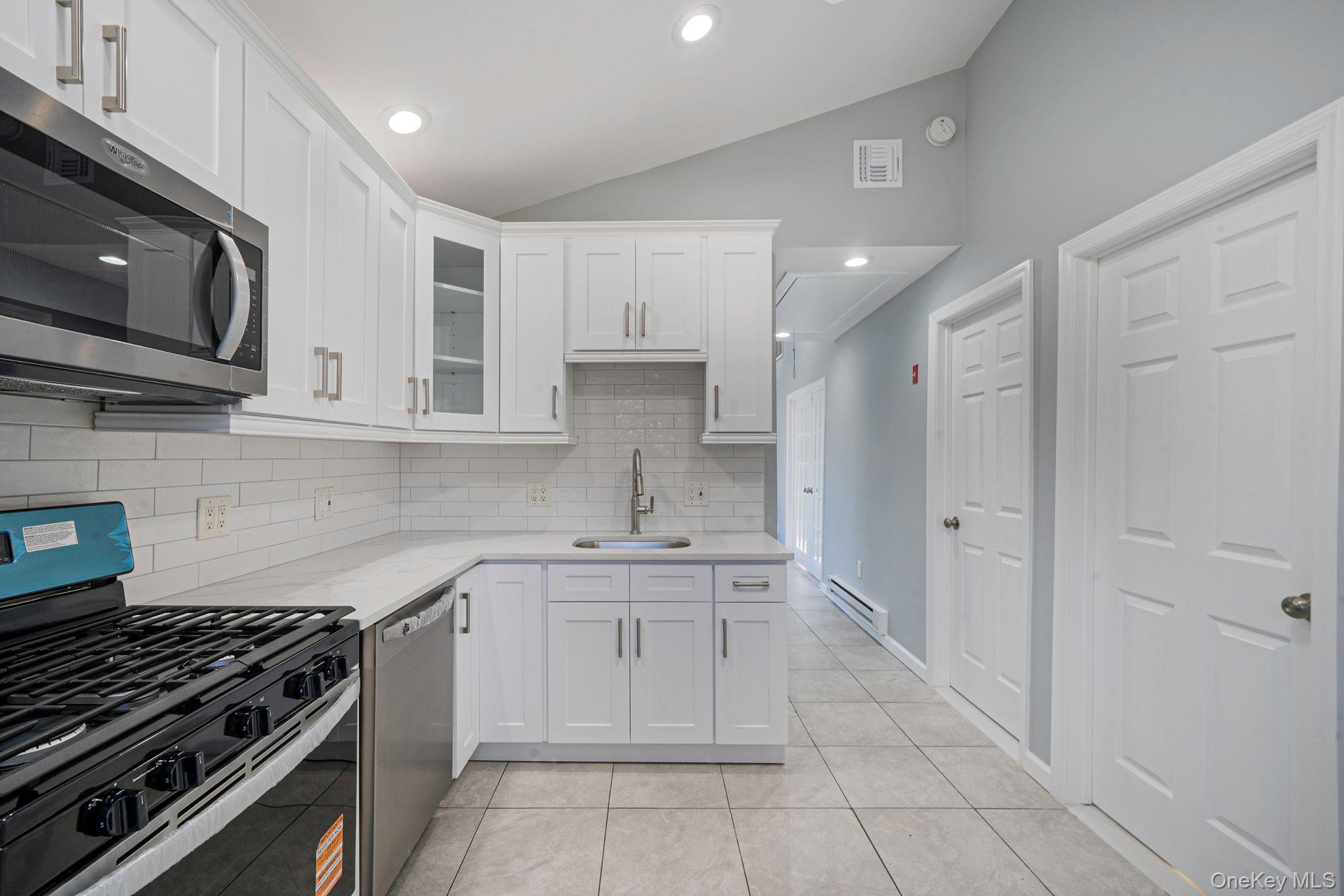 #13 photo, 42 Oak Drive, सफ़ोक काउंटी Riverhead , NY 11901