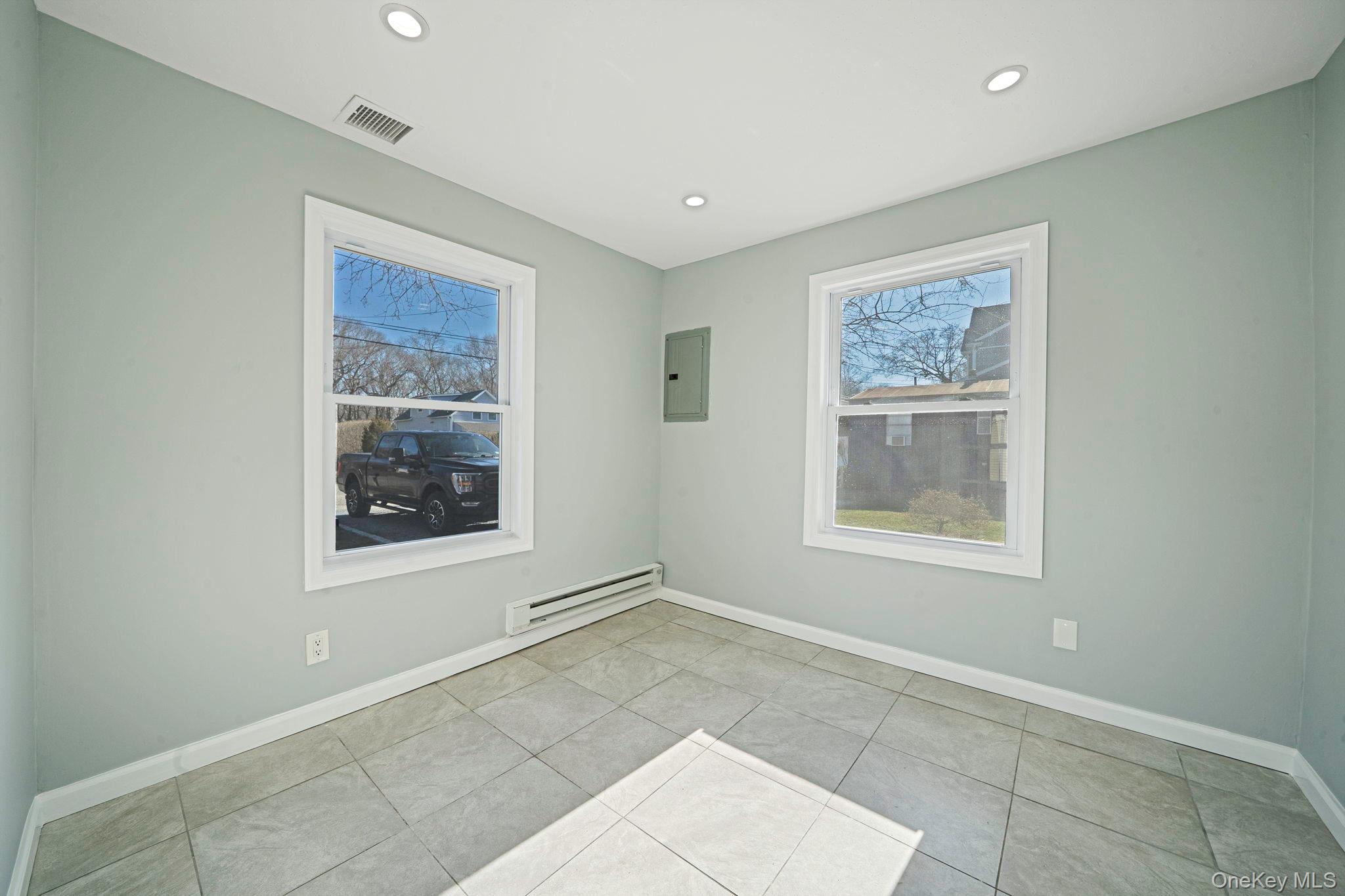 #5 photo, 42 Oak Drive, सफ़ोक काउंटी Riverhead , NY 11901