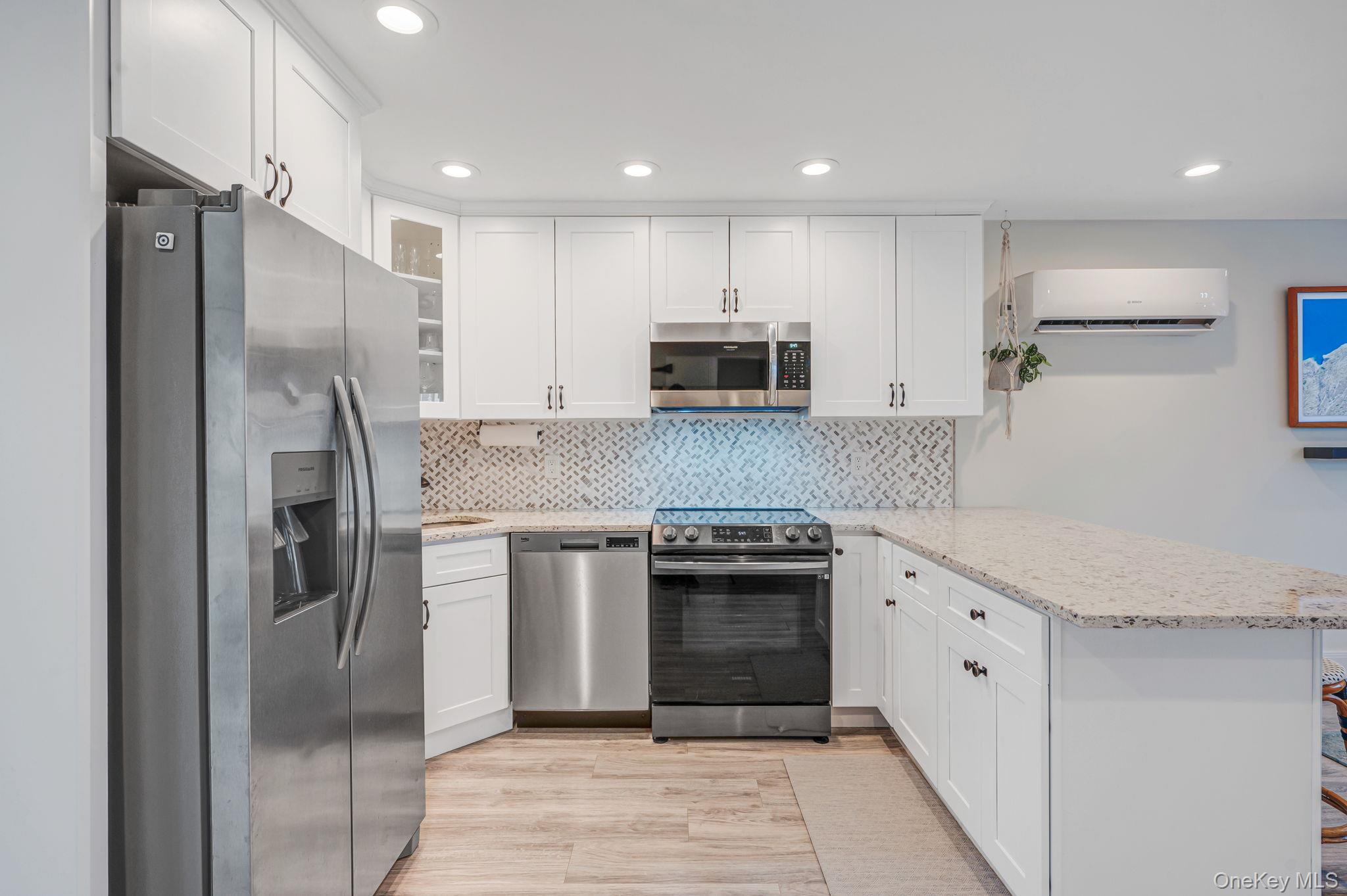 #10 photo, 677 S 9th Street, সাফোক কাউন্টি Lindenhurst , NY 11757