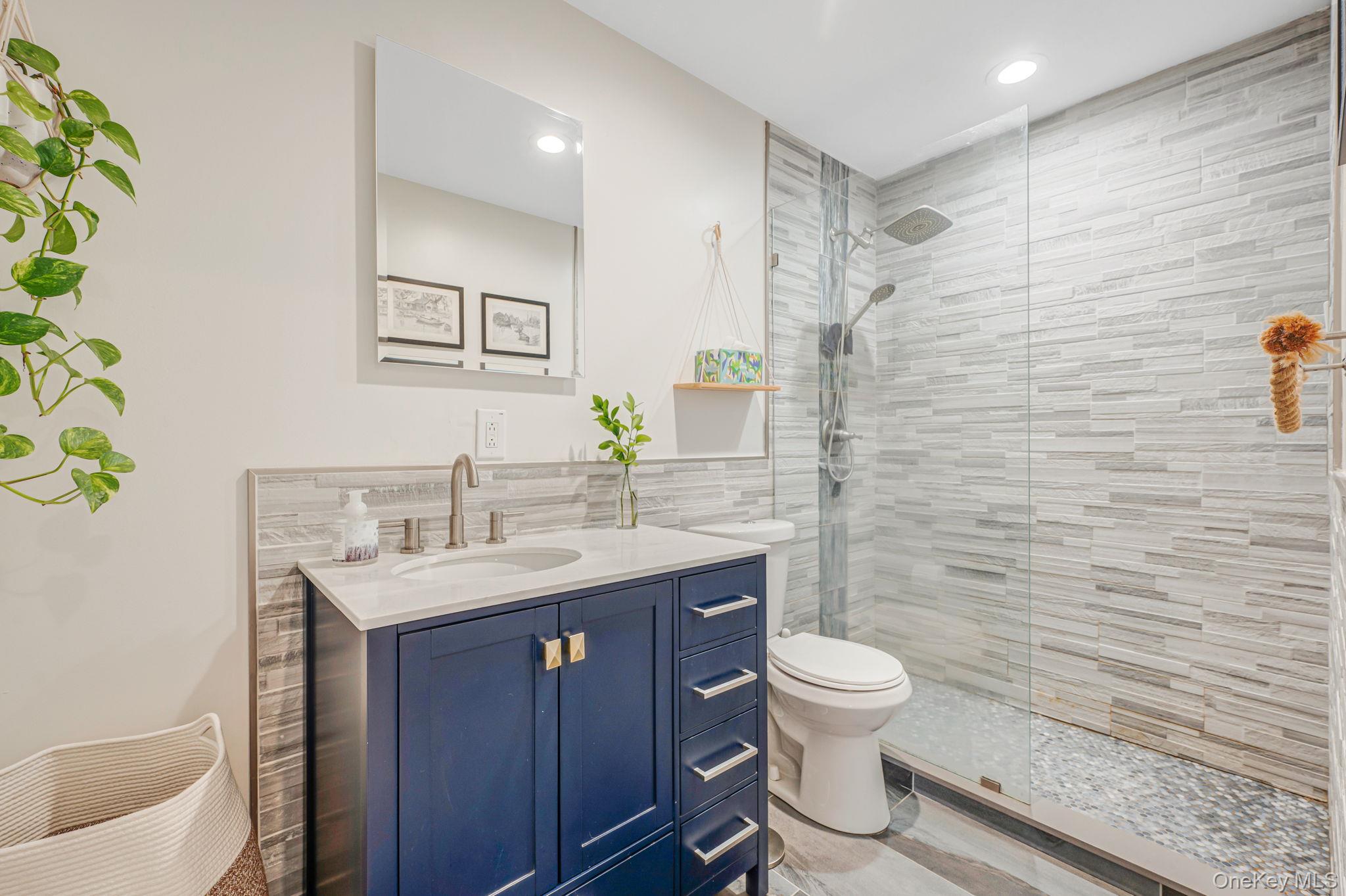 #15 photo, 677 S 9th Street, সাফোক কাউন্টি Lindenhurst , NY 11757