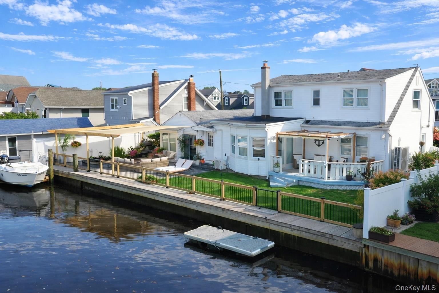 #2 photo, 677 S 9th Street, সাফোক কাউন্টি Lindenhurst , NY 11757