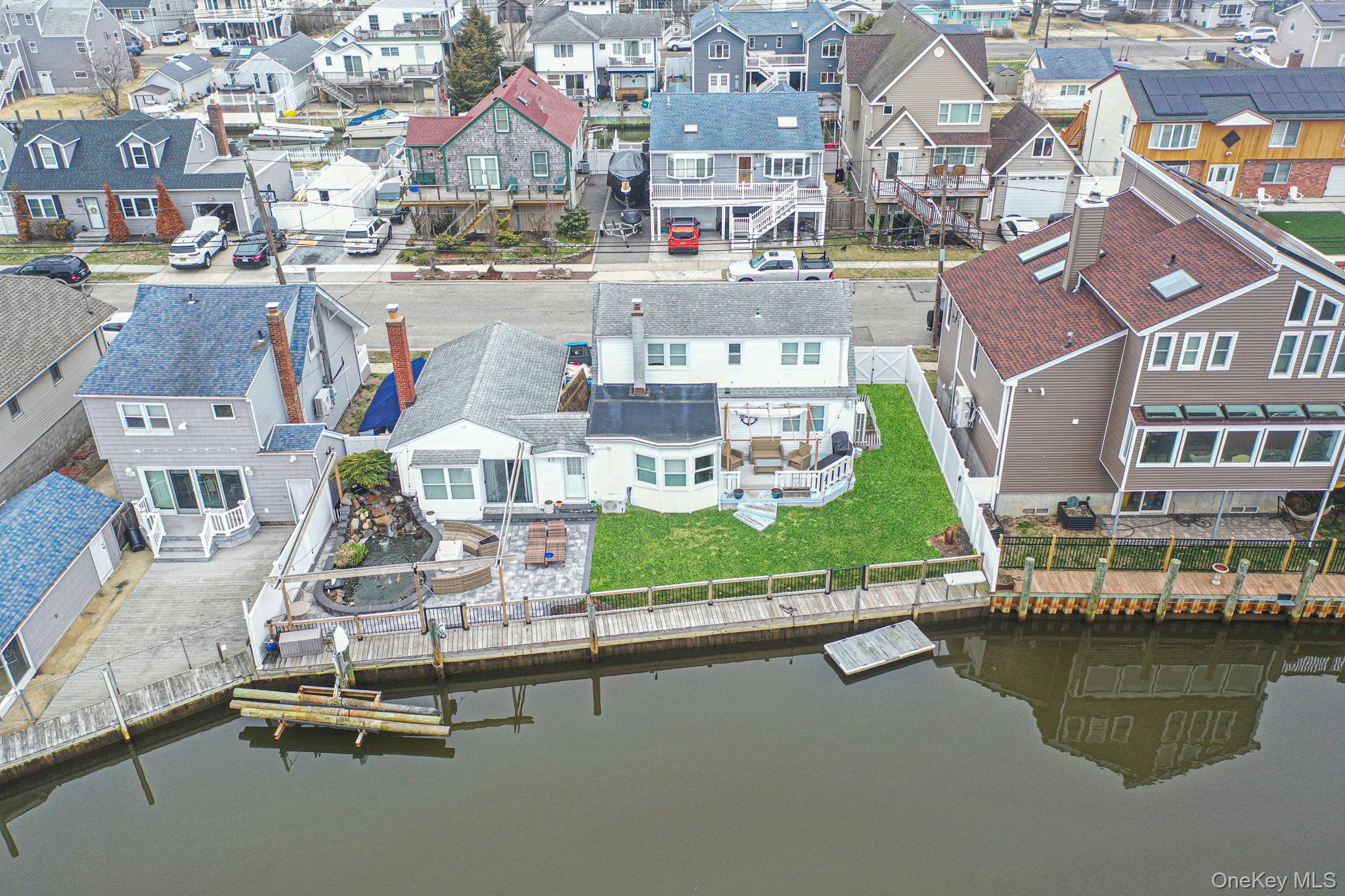 #3 photo, 677 S 9th Street, সাফোক কাউন্টি Lindenhurst , NY 11757