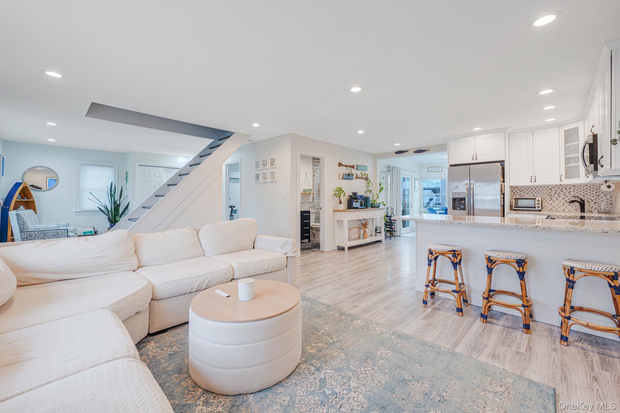 #5 photo, 677 S 9th Street, সাফোক কাউন্টি Lindenhurst , NY 11757