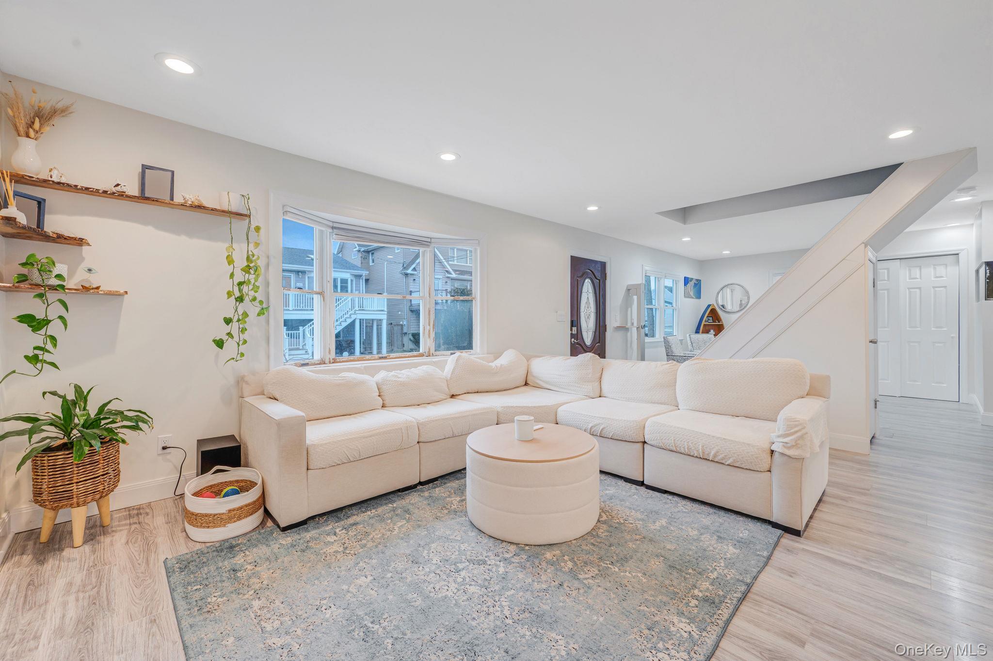 #6 photo, 677 S 9th Street, সাফোক কাউন্টি Lindenhurst , NY 11757