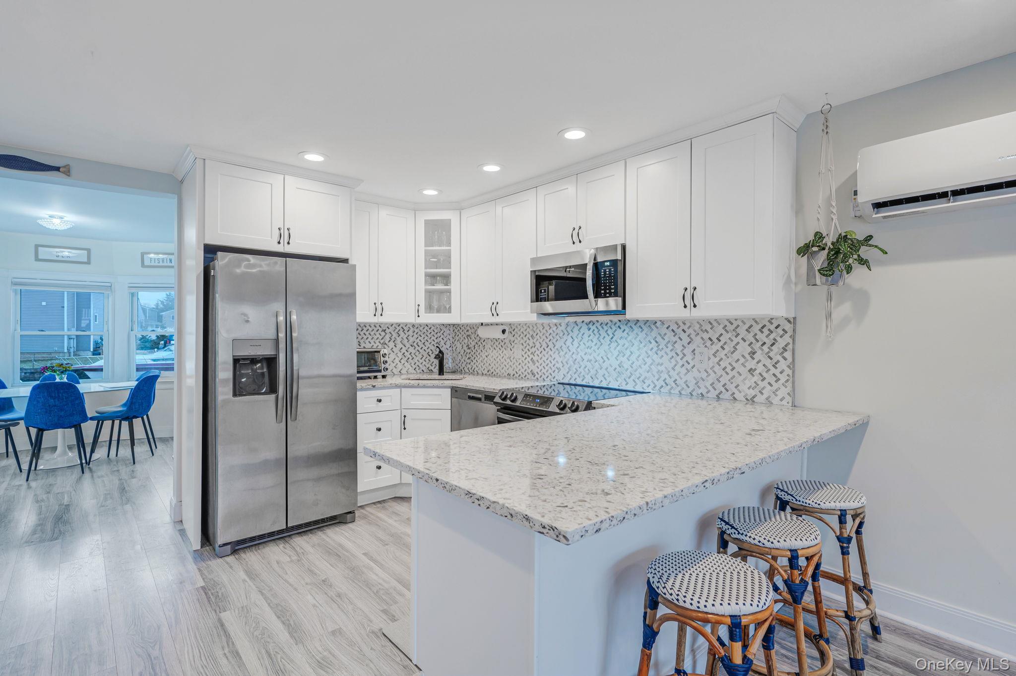 #9 photo, 677 S 9th Street, সাফোক কাউন্টি Lindenhurst , NY 11757