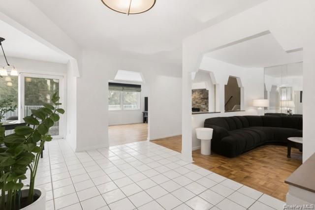 #2 photo, 890 Thompson Drive, সাফোক কাউন্টি Bay Shore , NY 11706