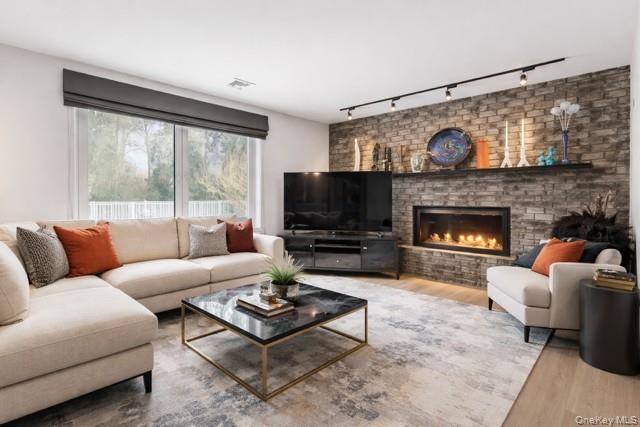 #3 photo, 890 Thompson Drive, সাফোক কাউন্টি Bay Shore , NY 11706