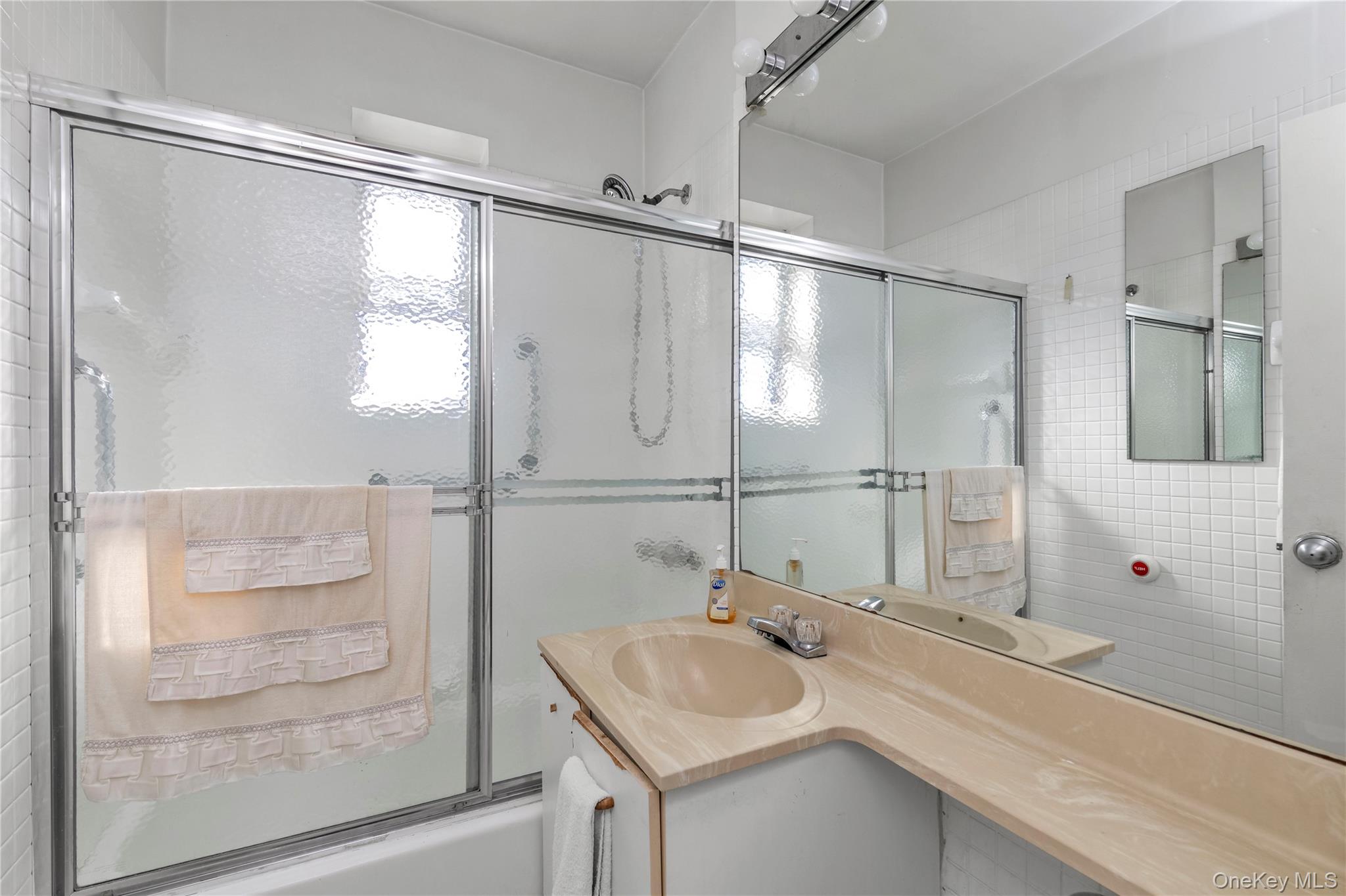 #13 photo, 51-40 30th Avenue, কুইন্‌স Woodside , NY 11377