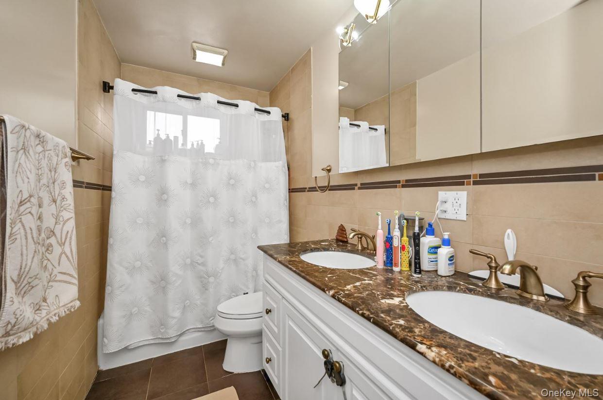 #15 photo, 144-37 68th Avenue, কুইন্‌স Kew Garden Hills , NY 11367