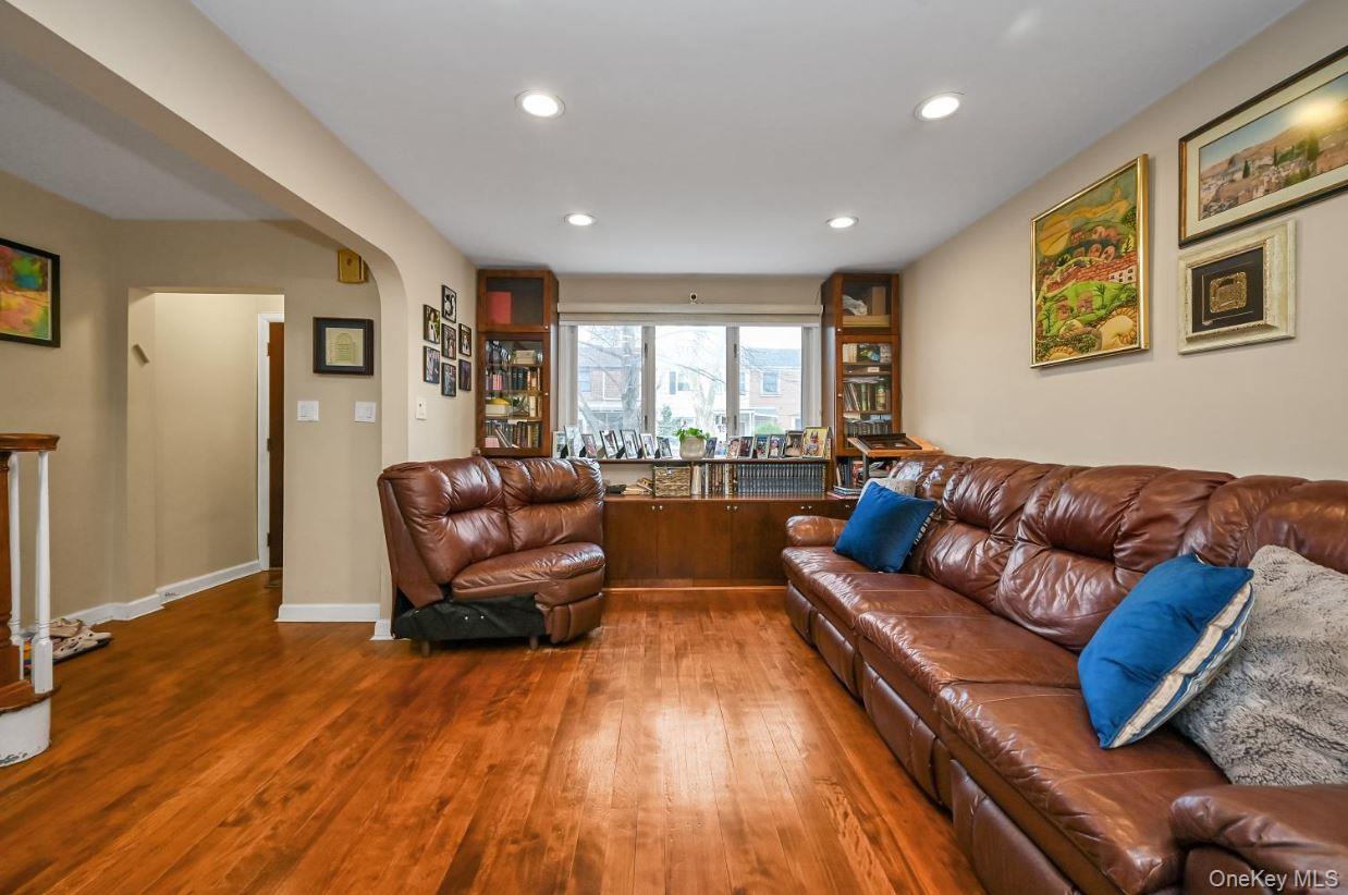 #2 photo, 144-37 68th Avenue, কুইন্‌স Kew Garden Hills , NY 11367