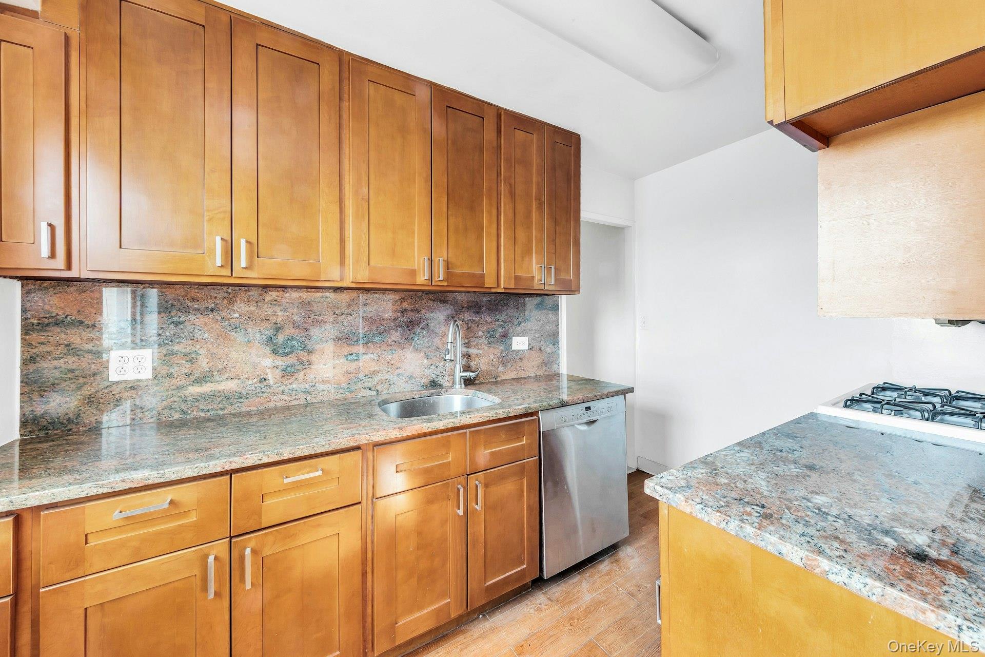 #11 photo, 110-11 Queens Boulevard, কুইন্‌স Forest Hills , NY 11375