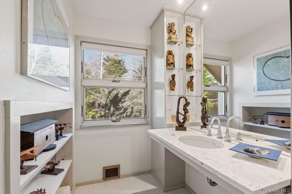 #14 photo, 27 Atterbury Road, Southampton , NY 11968