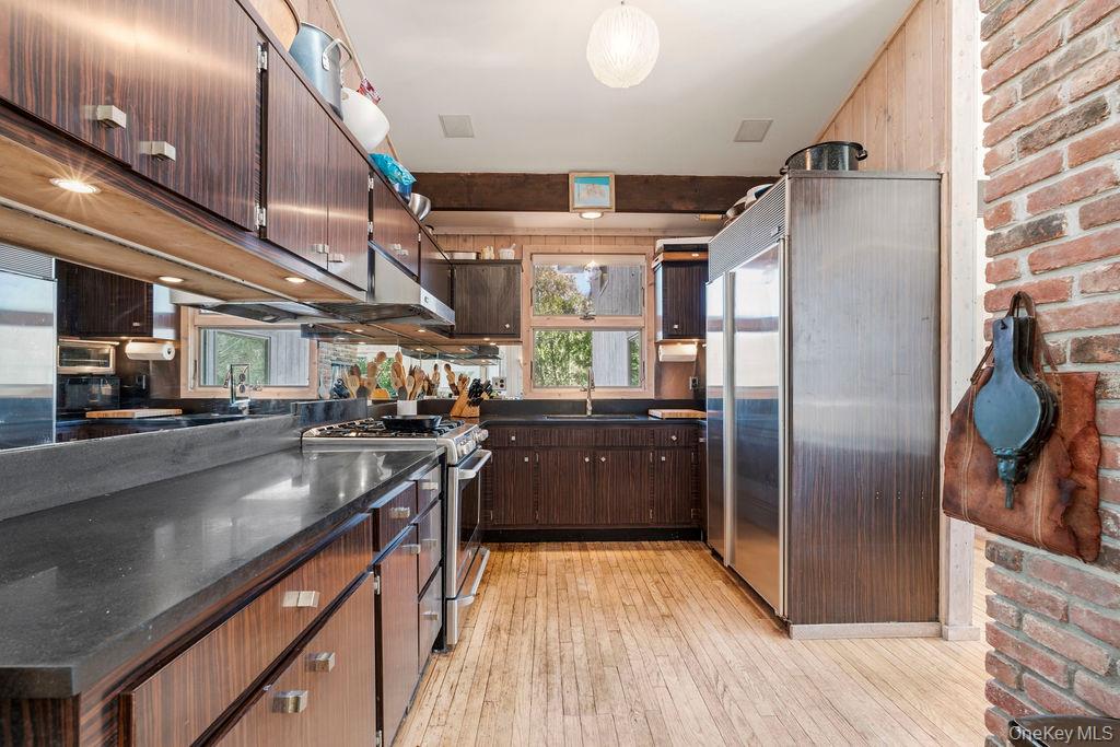 #5 photo, 27 Atterbury Road, Southampton , NY 11968