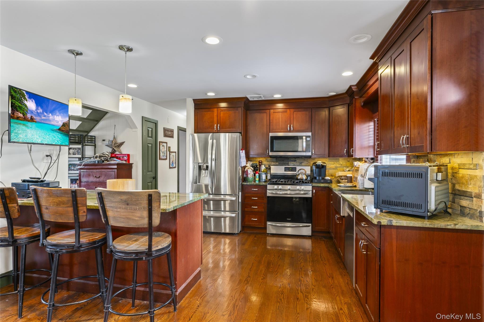 #11 photo, 2 Burnett Avenue, সাফোক কাউন্টি Bay Shore , NY 11706