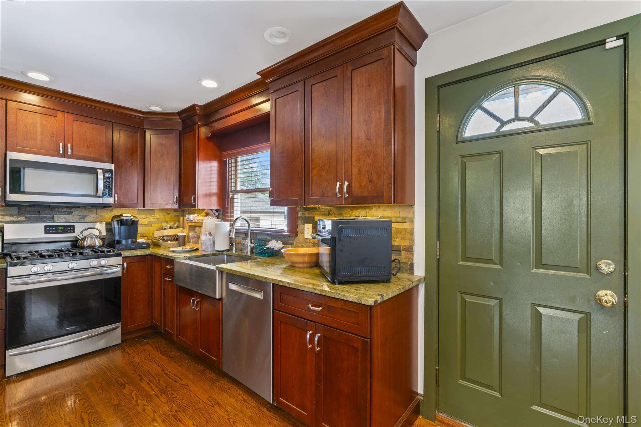 #12 photo, 2 Burnett Avenue, সাফোক কাউন্টি Bay Shore , NY 11706