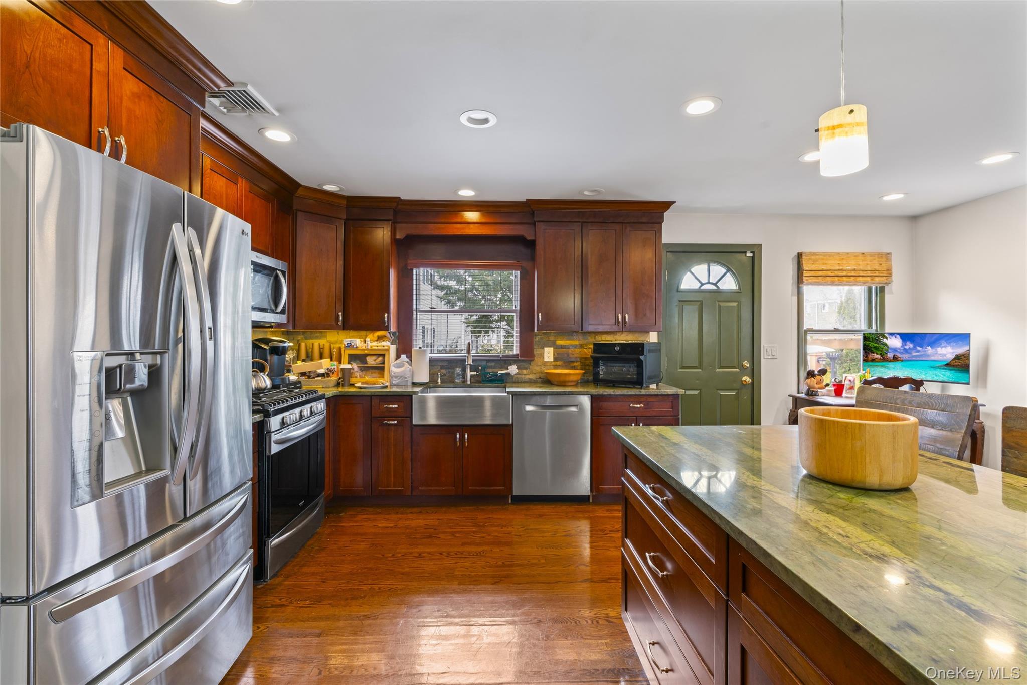 #13 photo, 2 Burnett Avenue, সাফোক কাউন্টি Bay Shore , NY 11706