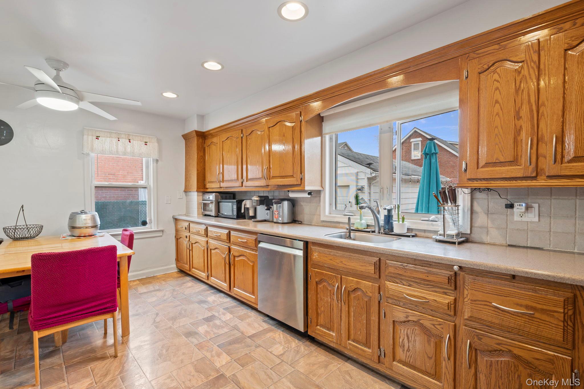 #13 photo, 14-28 156th Street, কুইন্‌স Whitestone , NY 11357