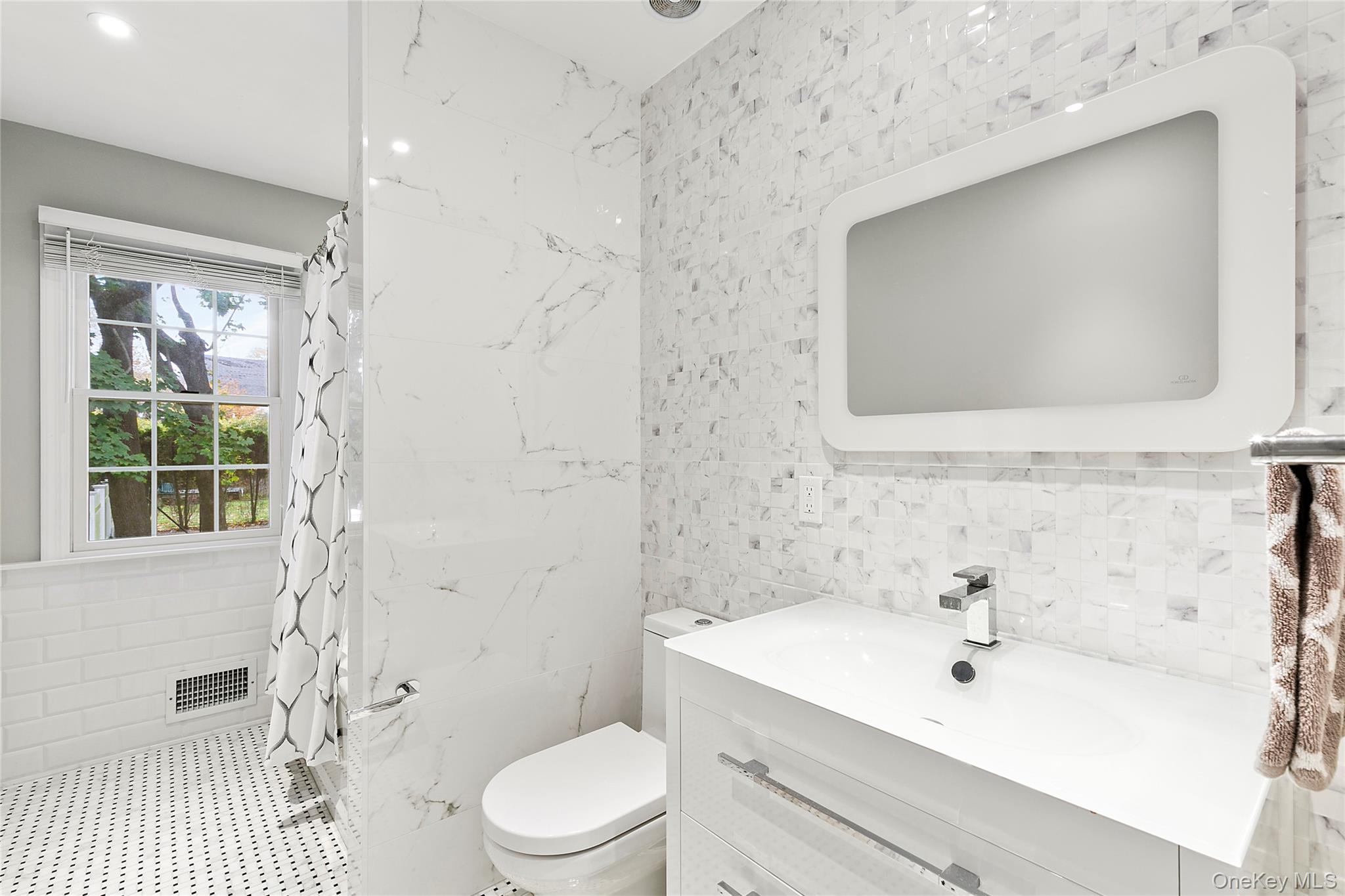 #7 photo, 669 Hill Street, Southampton , NY 11968