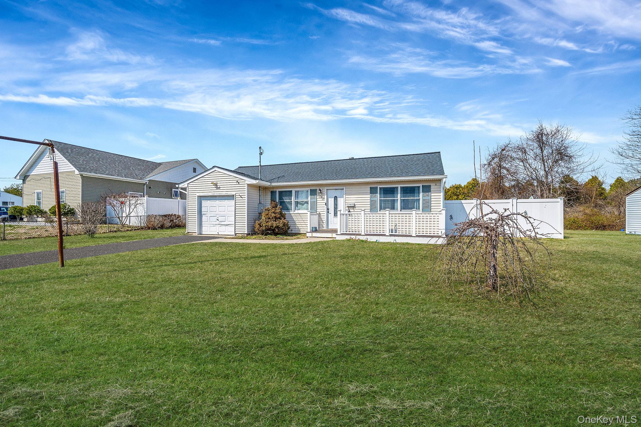 #1 photo, 53 Spruce Street, সাফোক কাউন্টি Central Islip , NY 11722