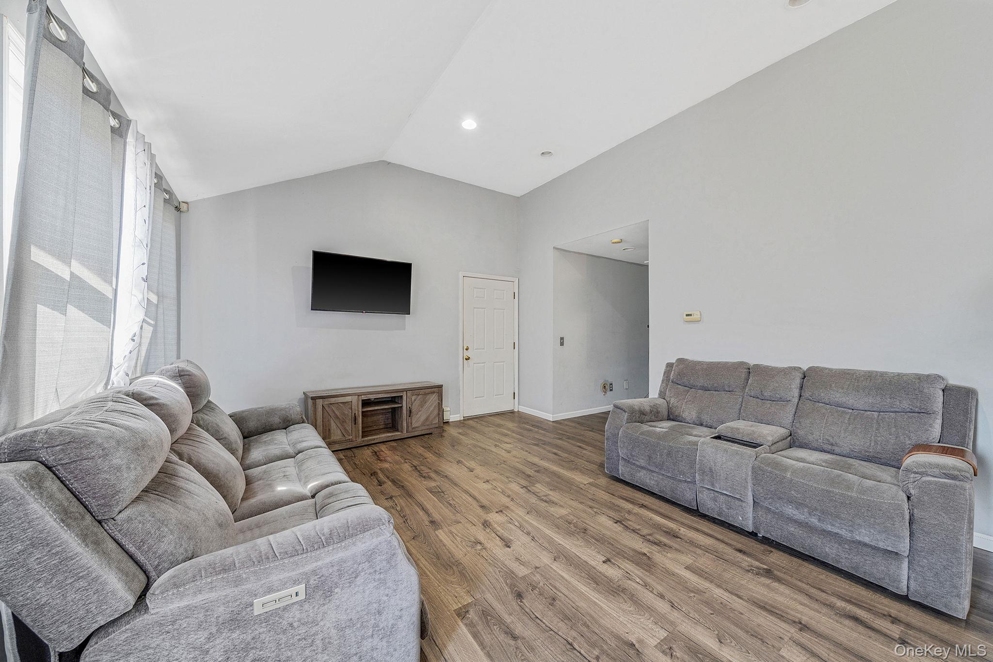 #8 photo, 53 Spruce Street, সাফোক কাউন্টি Central Islip , NY 11722