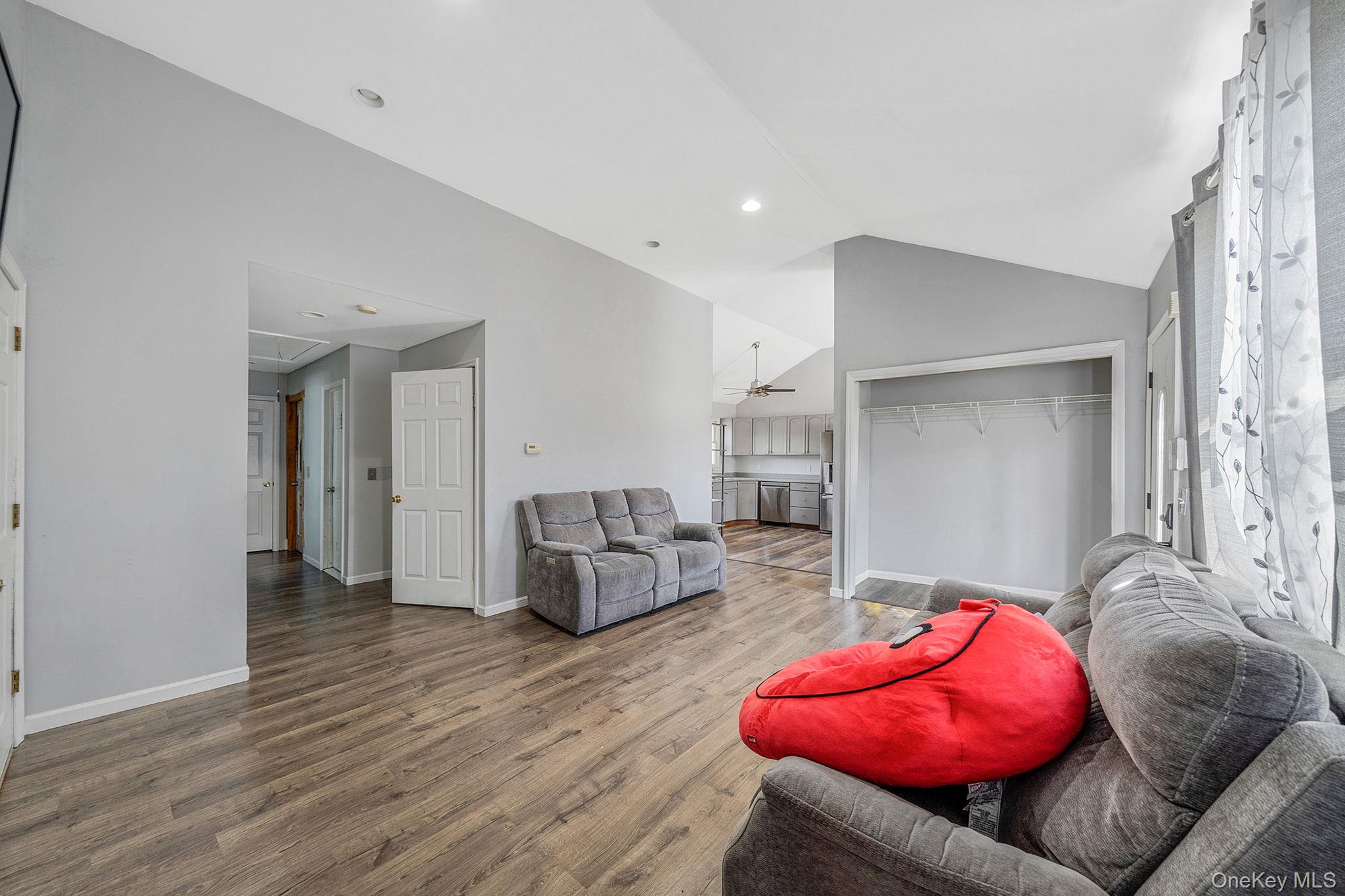 #9 photo, 53 Spruce Street, সাফোক কাউন্টি Central Islip , NY 11722