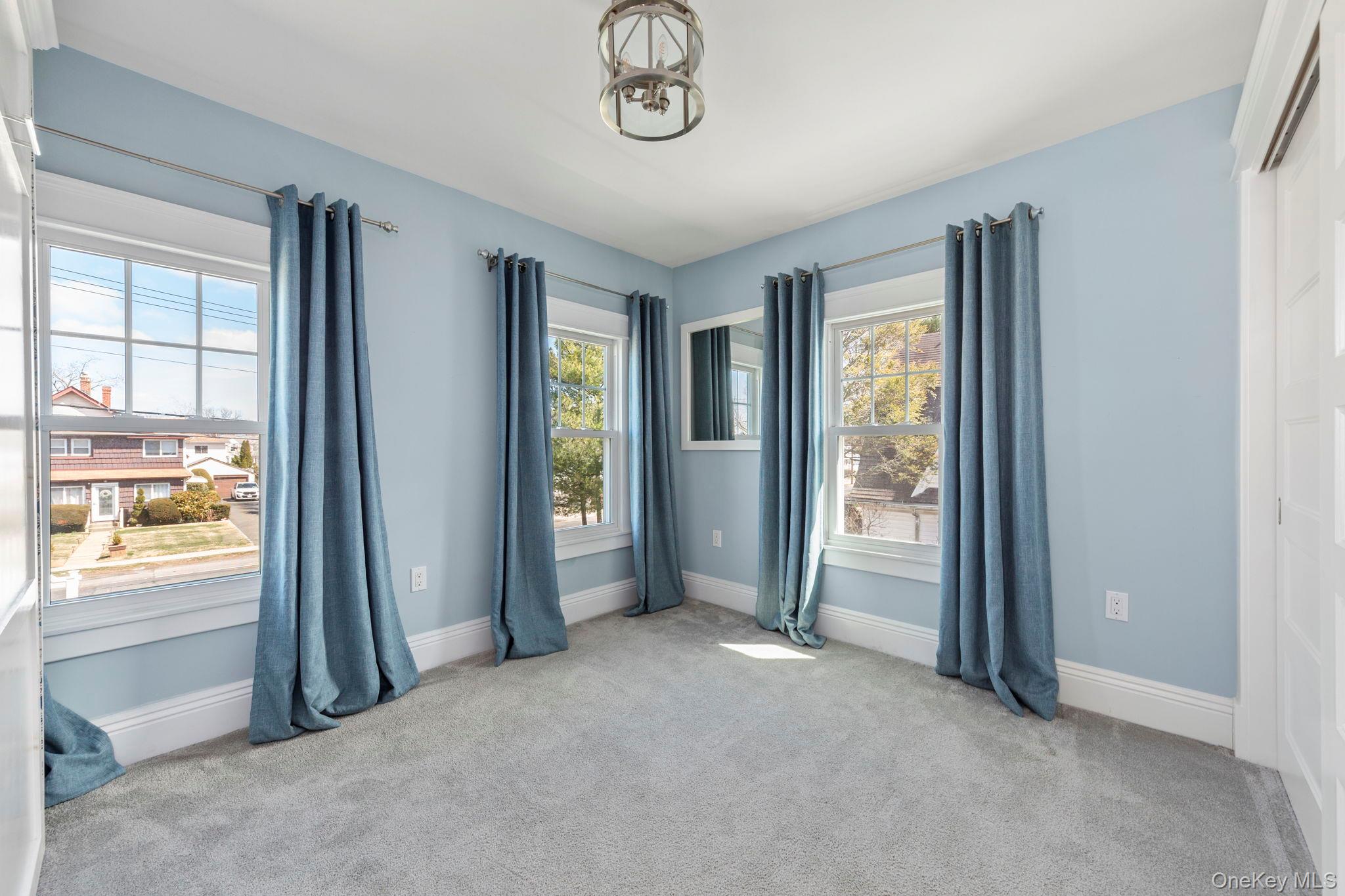 #13 photo, 420 Scranton Avenue, नासाउ काउंटी Lynbrook , NY 11563