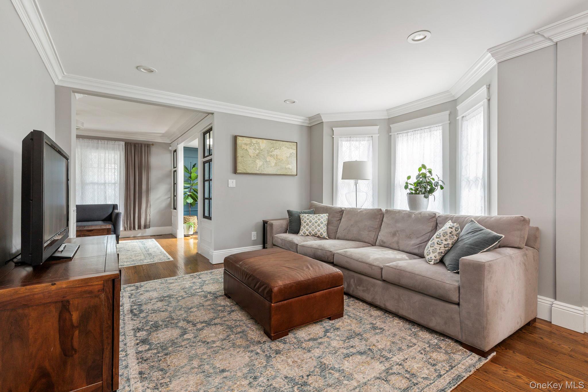 #2 photo, 420 Scranton Avenue, नासाउ काउंटी Lynbrook , NY 11563