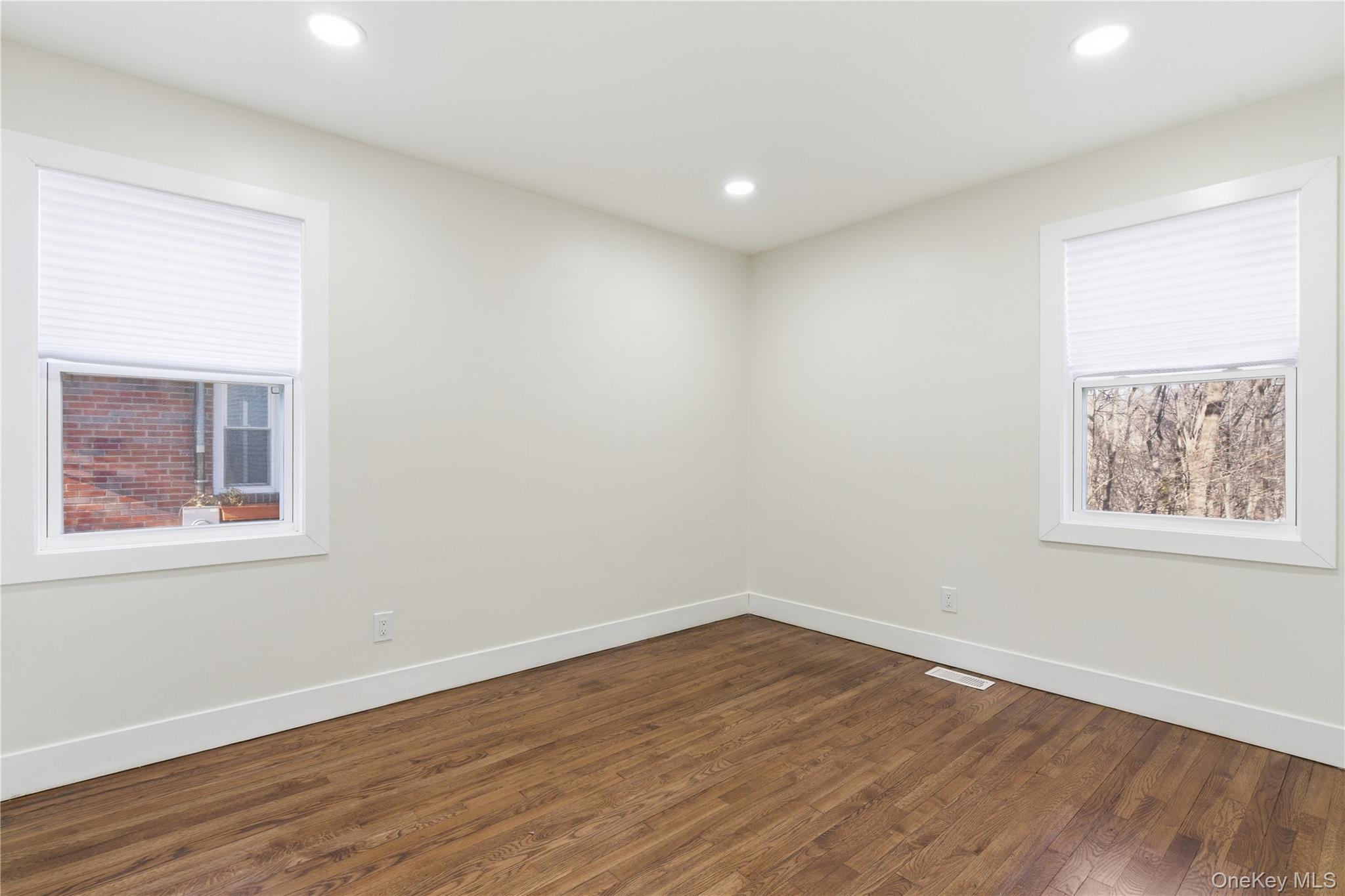 #13 photo, 18 Maple Place, सफ़ोक काउंटी Huntington , NY 11743