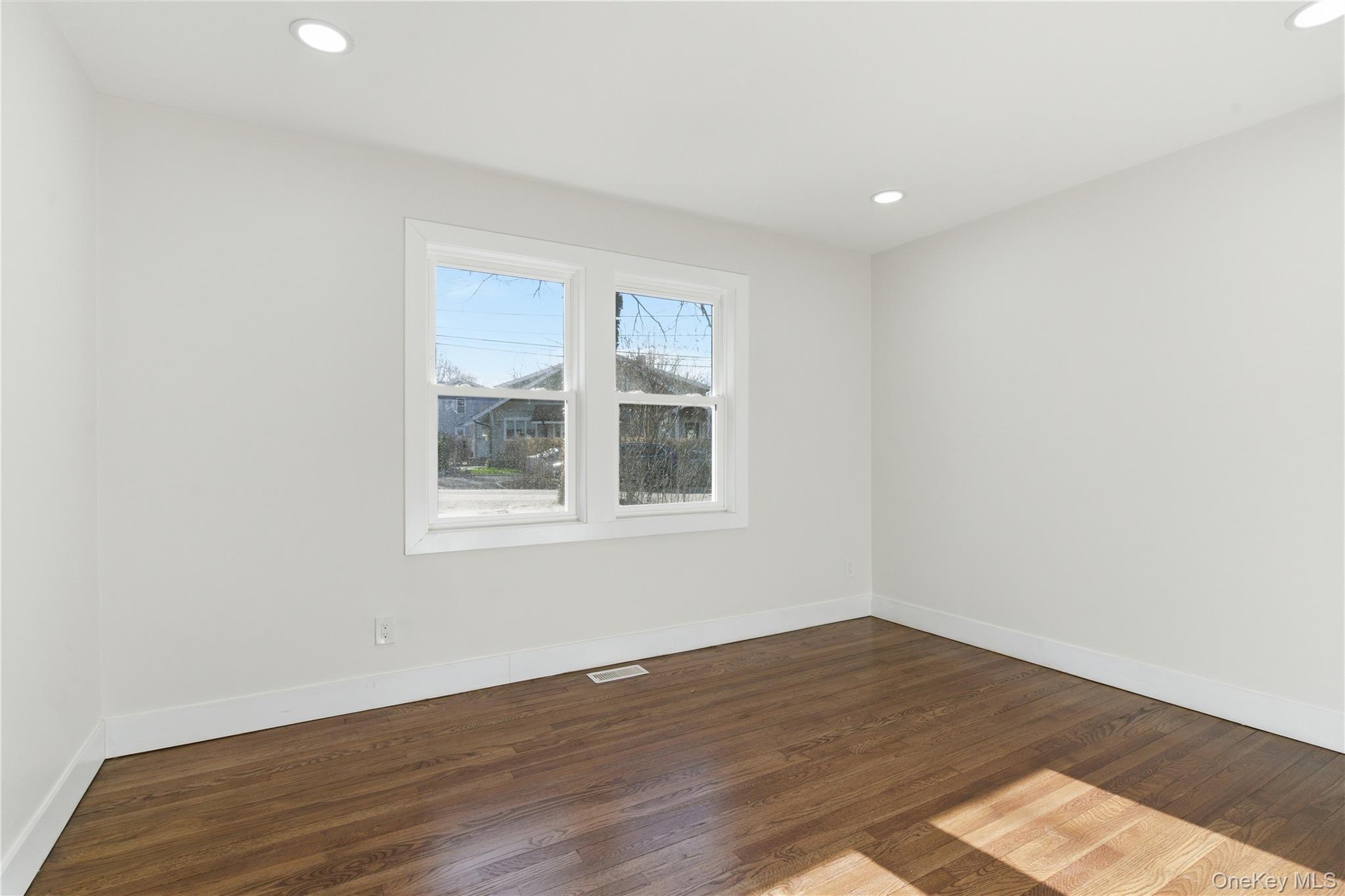 #14 photo, 18 Maple Place, सफ़ोक काउंटी Huntington , NY 11743