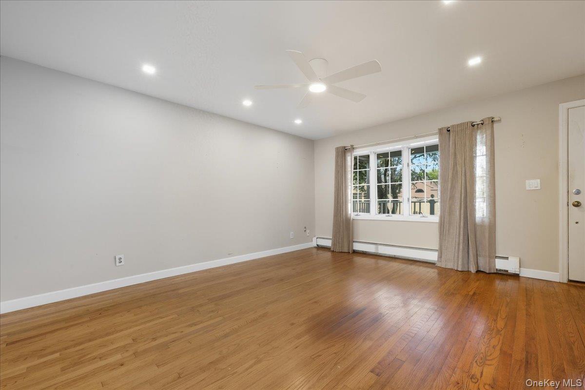 #4 photo, 215 W Granada Avenue, সাফোক কাউন্টি Lindenhurst , NY 11757