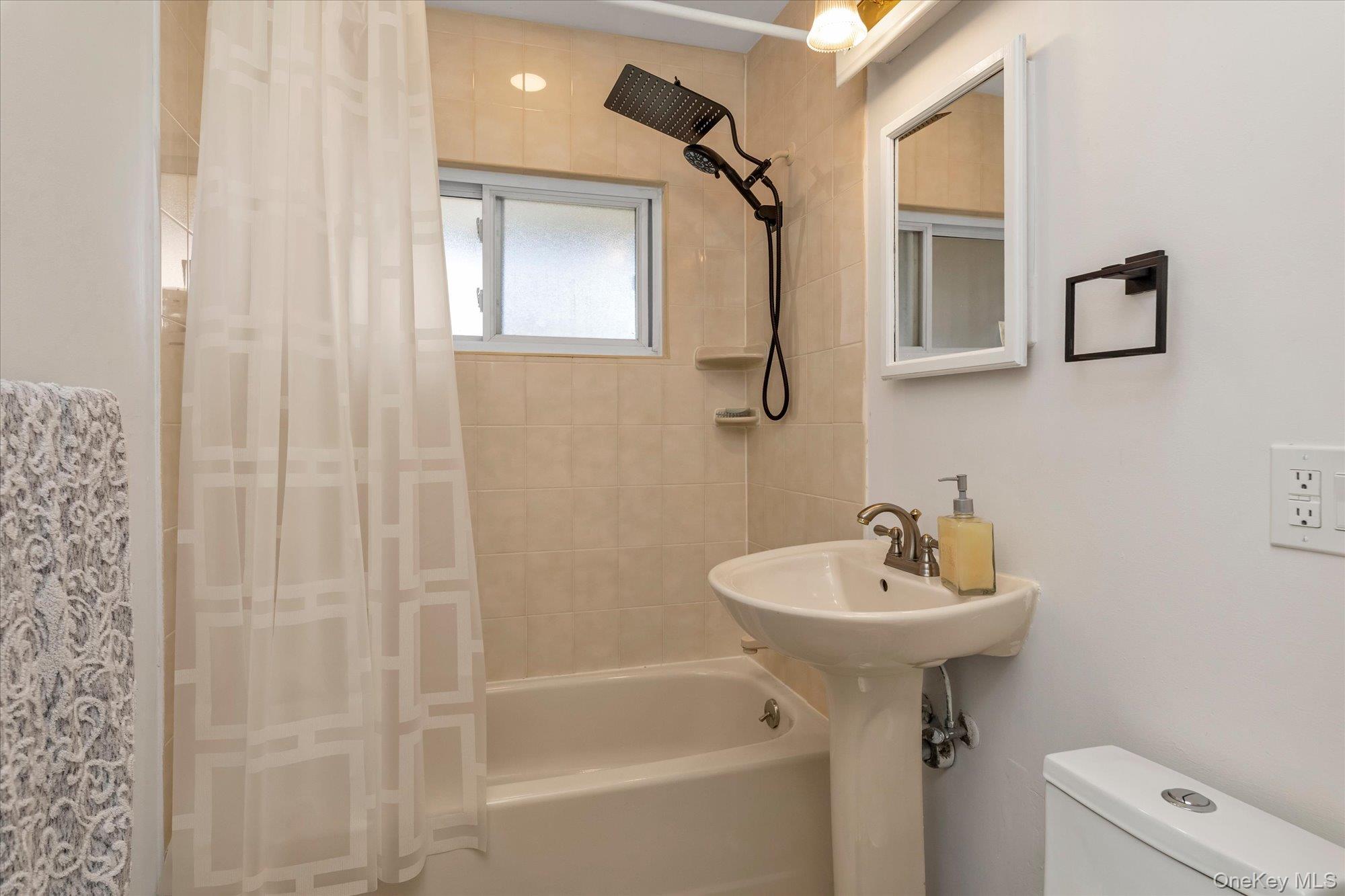 #13 photo, 32 Return Lane, নাসাউ কাউন্টি Levittown , NY 11756