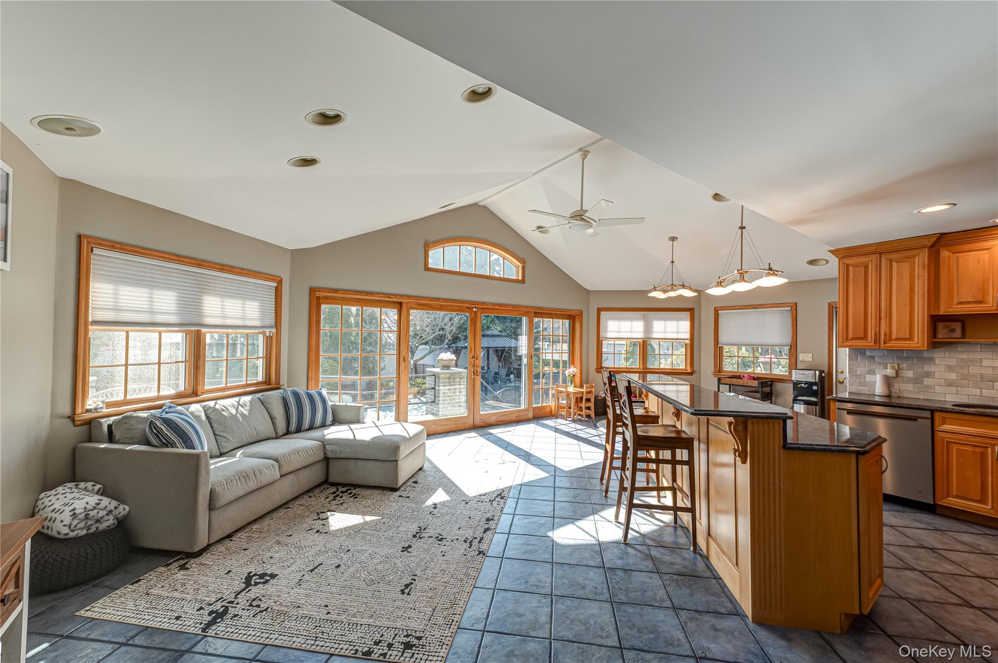 #10 photo, 28 Clifford Court, नासाउ काउंटी Malverne , NY 11565