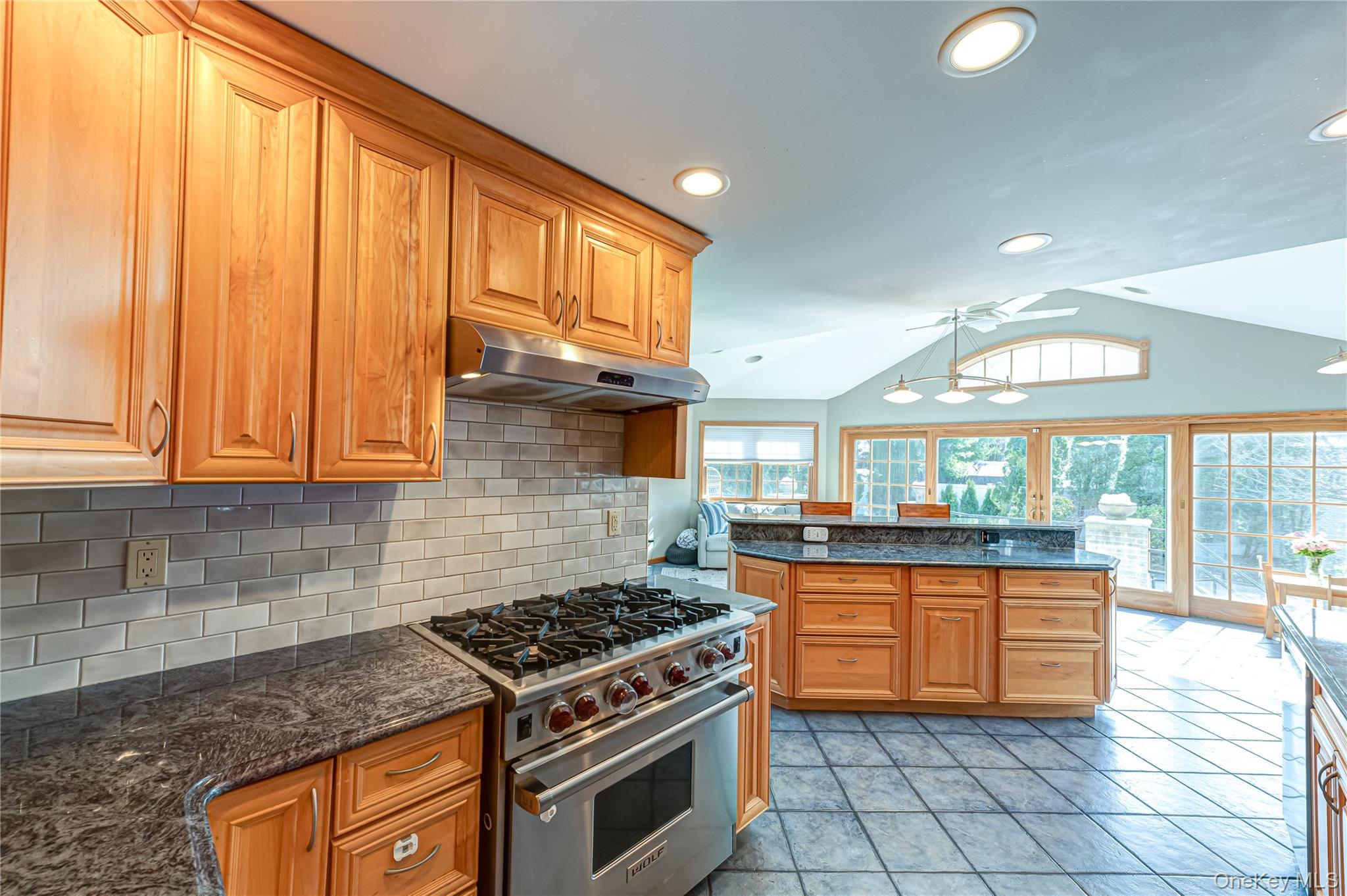 #11 photo, 28 Clifford Court, नासाउ काउंटी Malverne , NY 11565